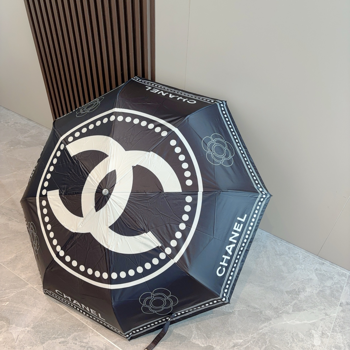  CHANEL（香奈儿）三折自动折叠晴雨伞 集合香奈儿灵魂LOGO为一体的设计风格高雅奢华 带在身上带来