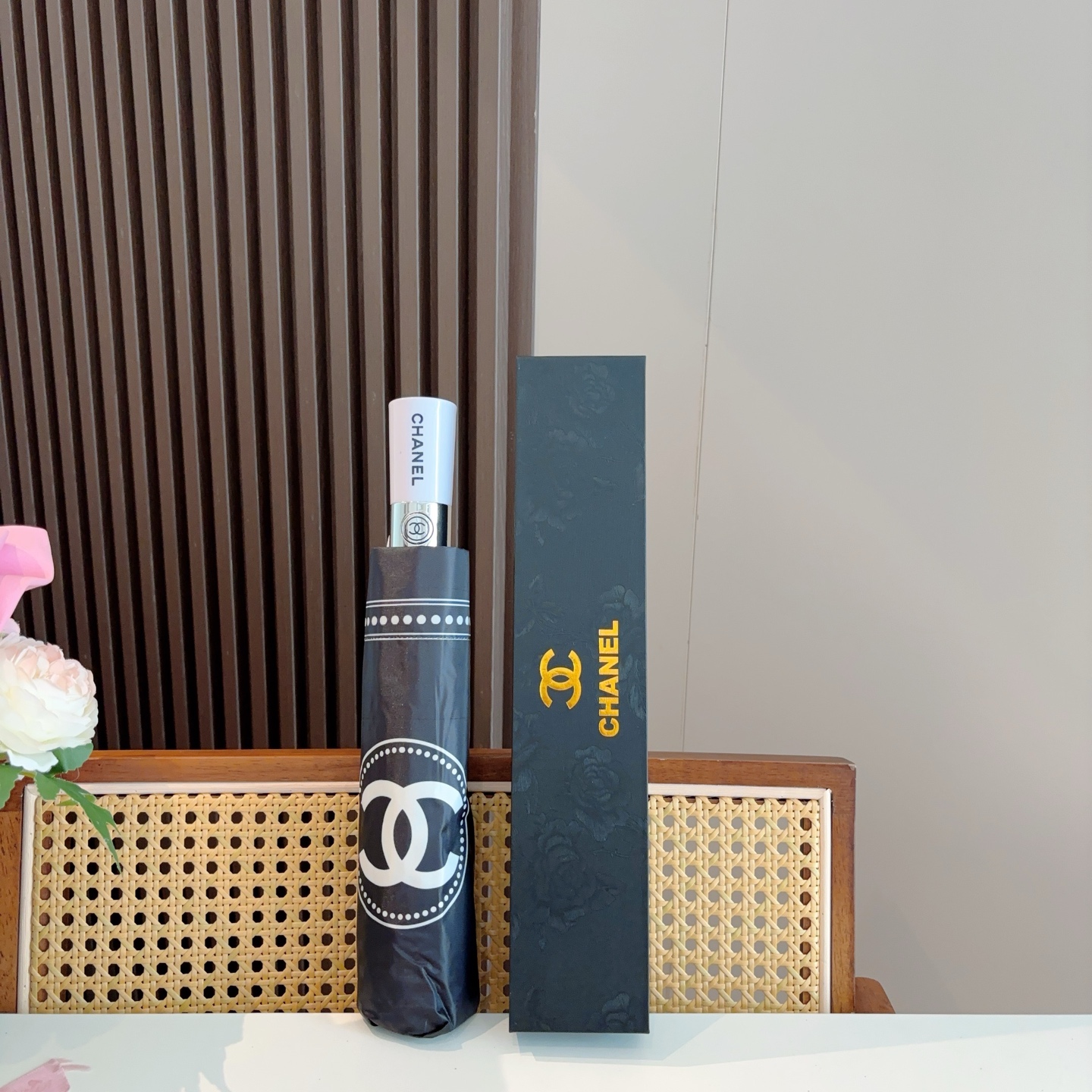  CHANEL（香奈儿）三折自动折叠晴雨伞 集合香奈儿灵魂LOGO为一体的设计风格高雅奢华 带在身上带来