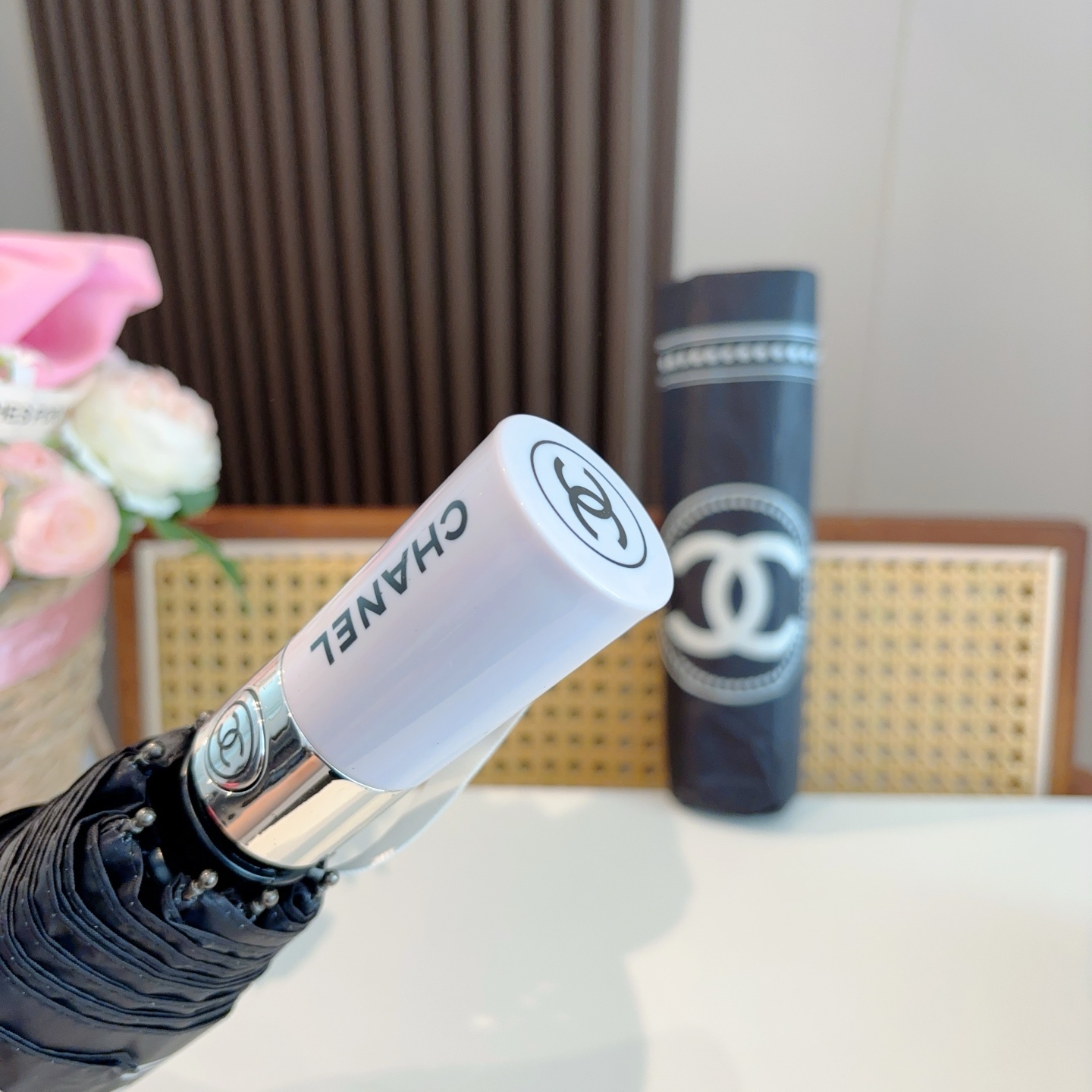  CHANEL（香奈儿）三折自动折叠晴雨伞 集合香奈儿灵魂LOGO为一体的设计风格高雅奢华 带在身上带来