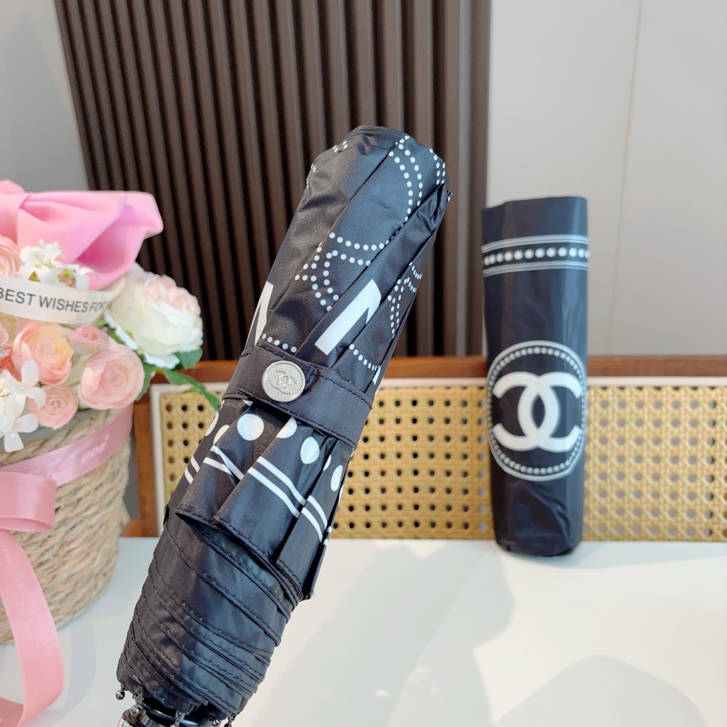  CHANEL（香奈儿）三折自动折叠晴雨伞 集合香奈儿灵魂LOGO为一体的设计风格高雅奢华 带在身上带来