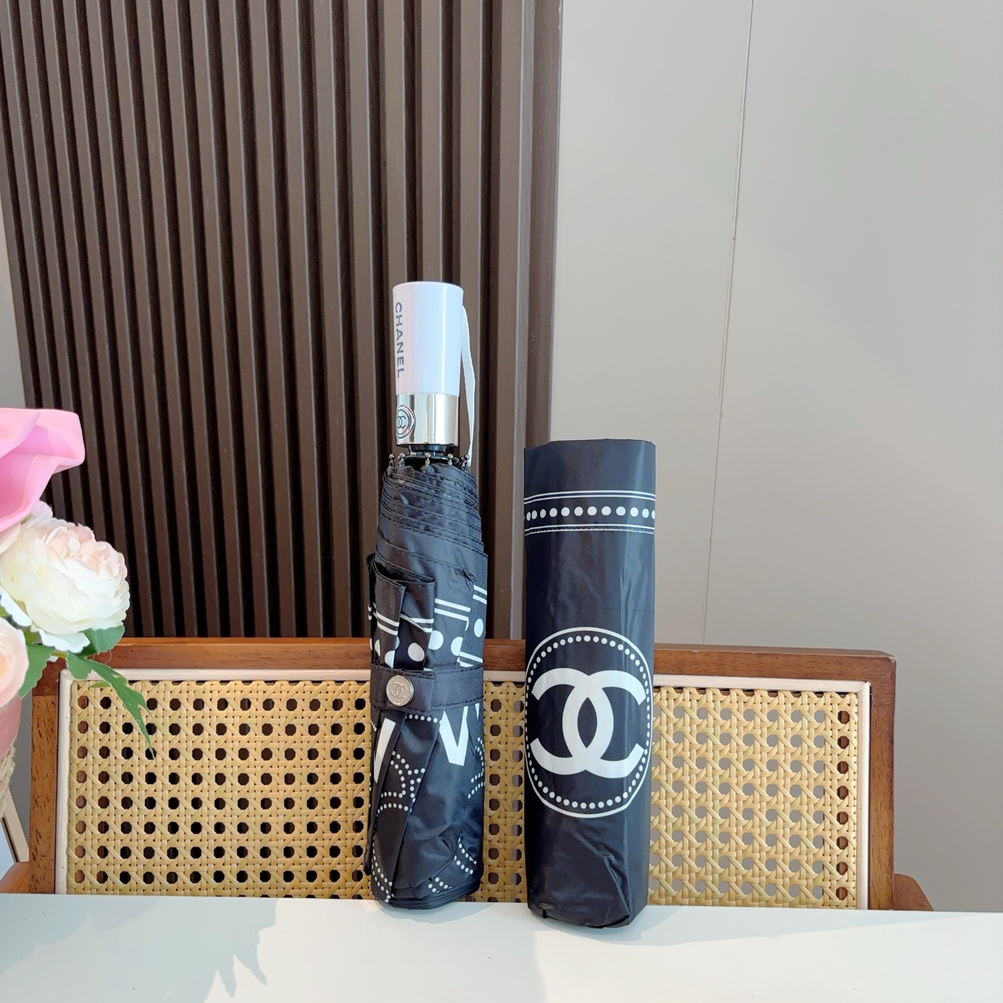  CHANEL（香奈儿）三折自动折叠晴雨伞 集合香奈儿灵魂LOGO为一体的设计风格高雅奢华 带在身上带来