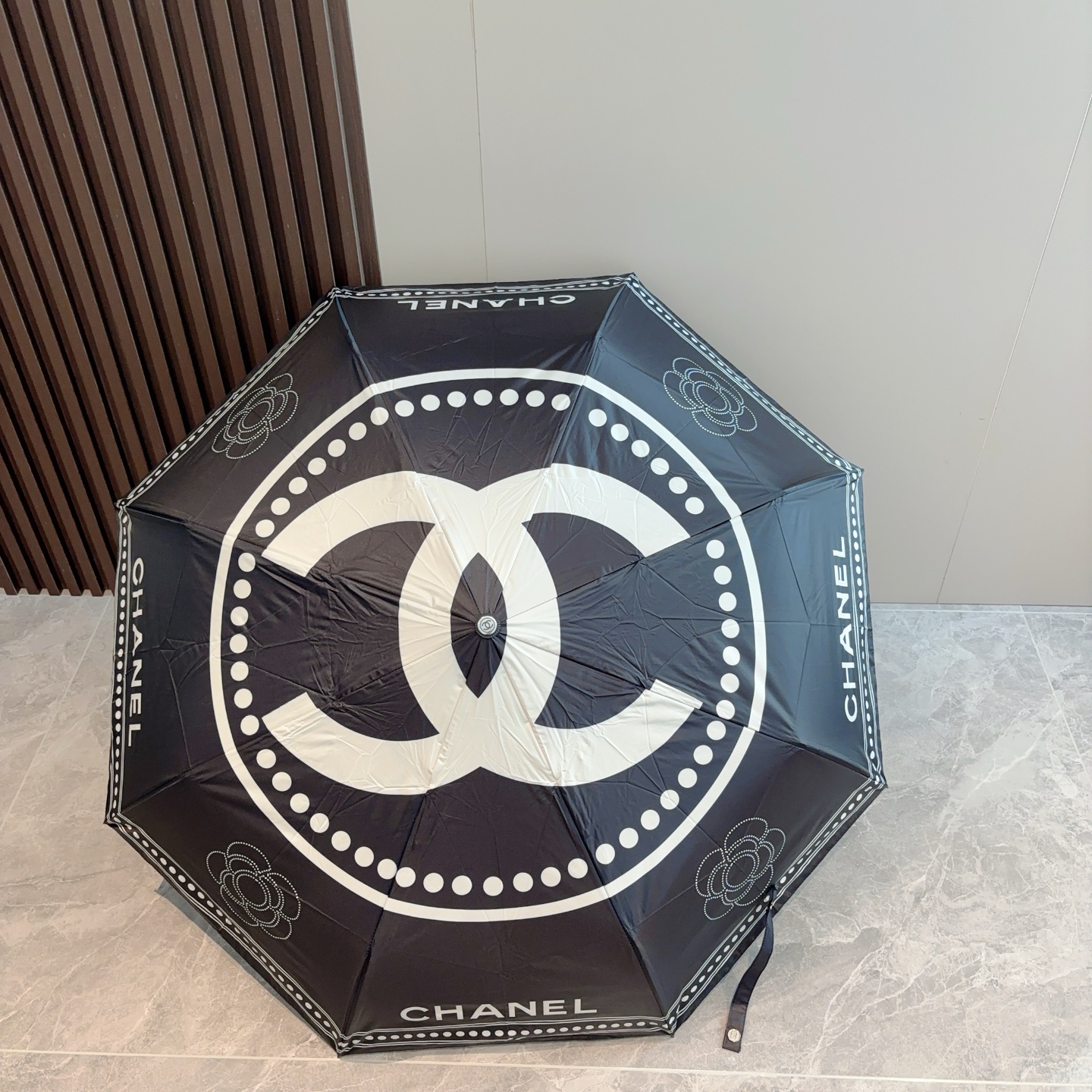  CHANEL（香奈儿）三折自动折叠晴雨伞 集合香奈儿灵魂LOGO为一体的设计风格高雅奢华 带在身上带来
