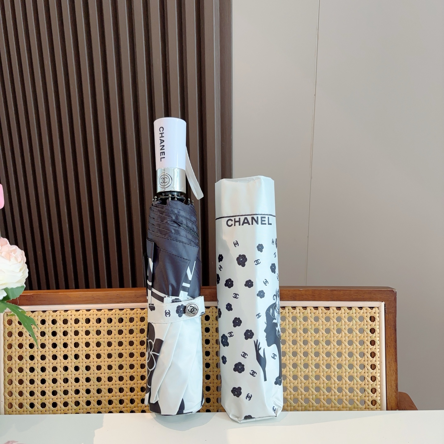  CHANEL（香奈儿）三折自动折叠晴雨伞 集合香奈儿灵魂LOGO为一体的设计风格高雅奢华 带在身上带来