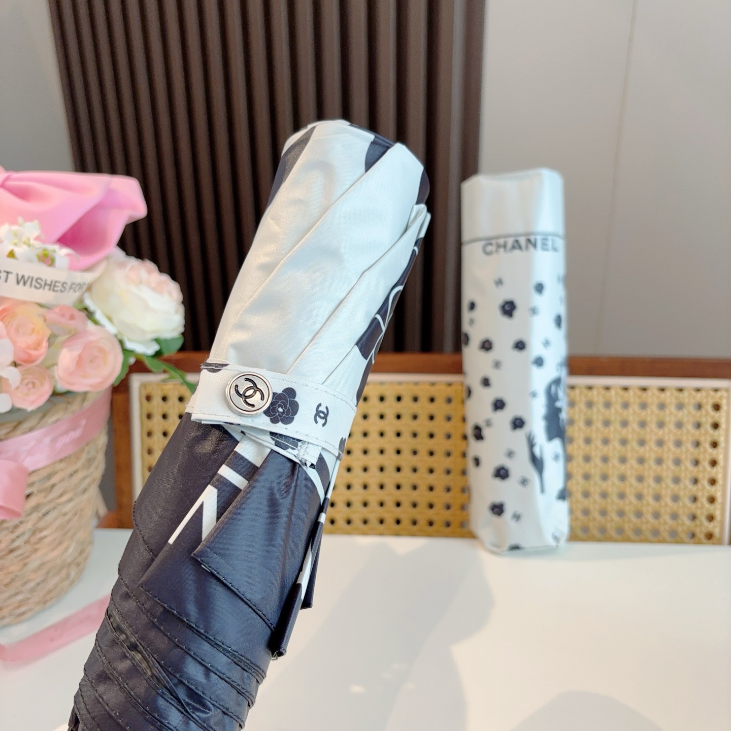  CHANEL（香奈儿）三折自动折叠晴雨伞 集合香奈儿灵魂LOGO为一体的设计风格高雅奢华 带在身上带来
