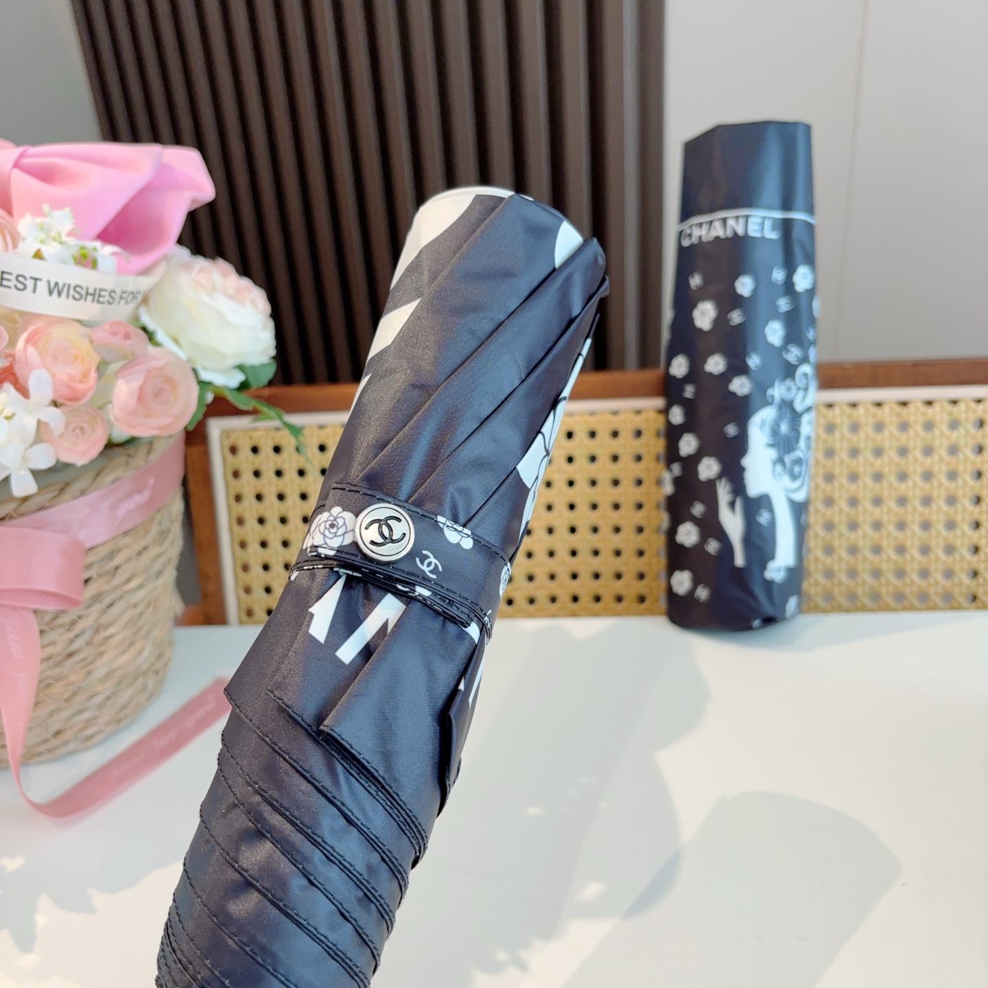  CHANEL（香奈儿）三折自动折叠晴雨伞 集合香奈儿灵魂LOGO为一体的设计风格高雅奢华 带在身上带来