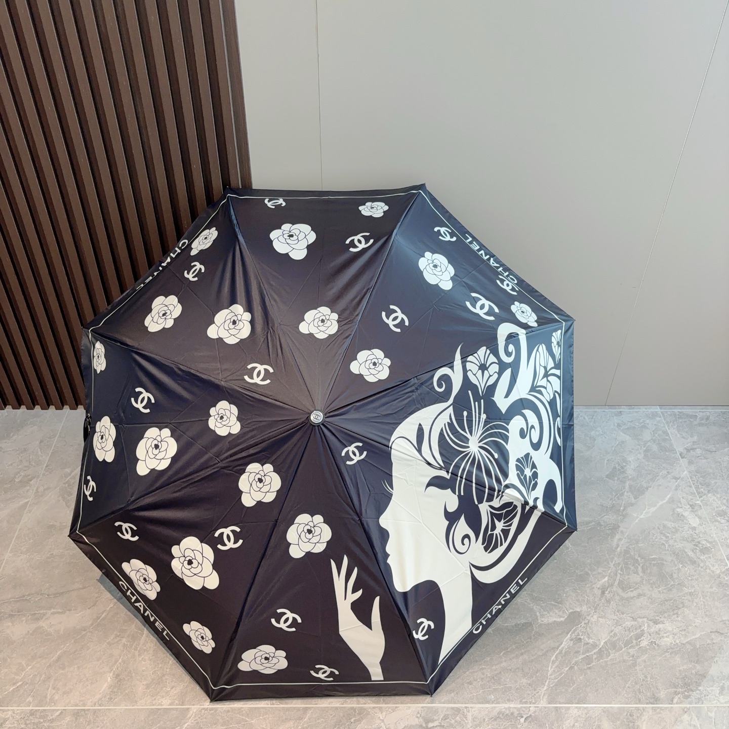  CHANEL（香奈儿）三折自动折叠晴雨伞 集合香奈儿灵魂LOGO为一体的设计风格高雅奢华 带在身上带来