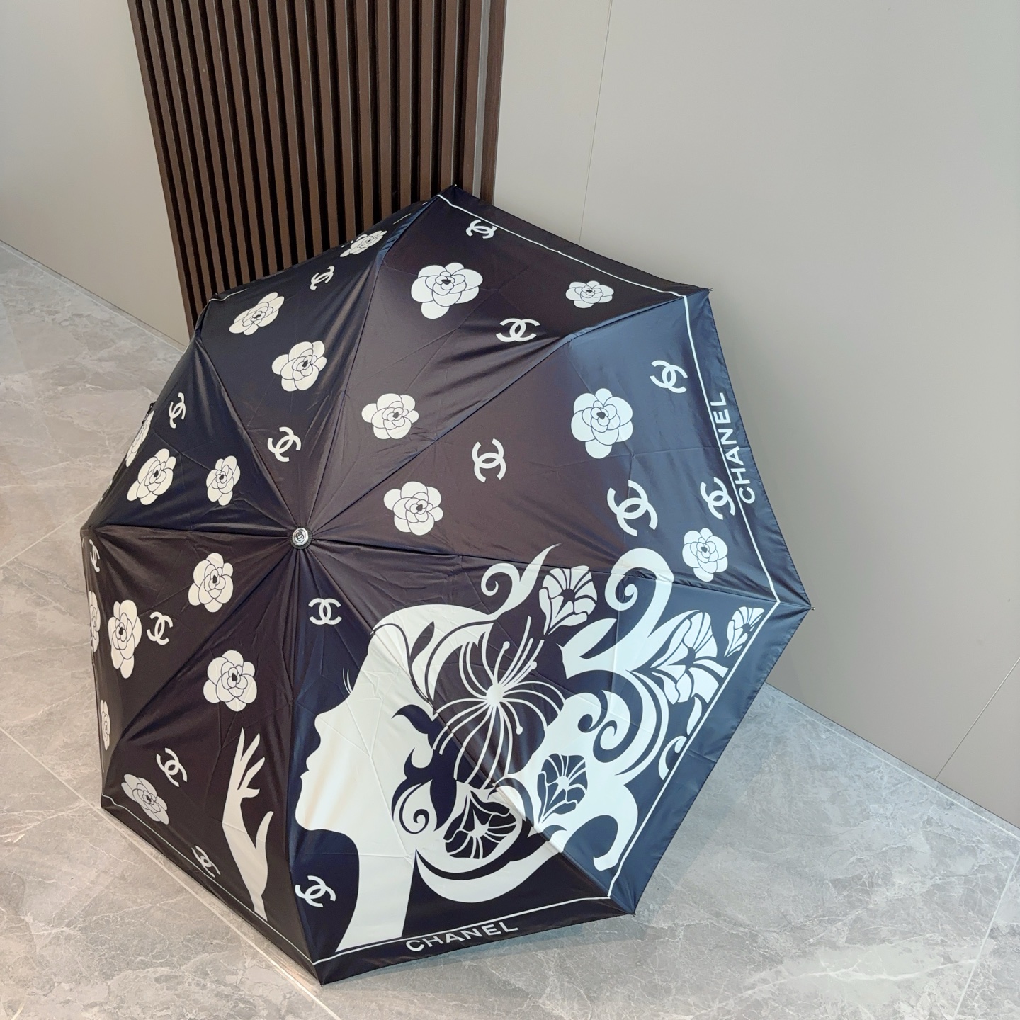  CHANEL（香奈儿）三折自动折叠晴雨伞 集合香奈儿灵魂LOGO为一体的设计风格高雅奢华 带在身上带来