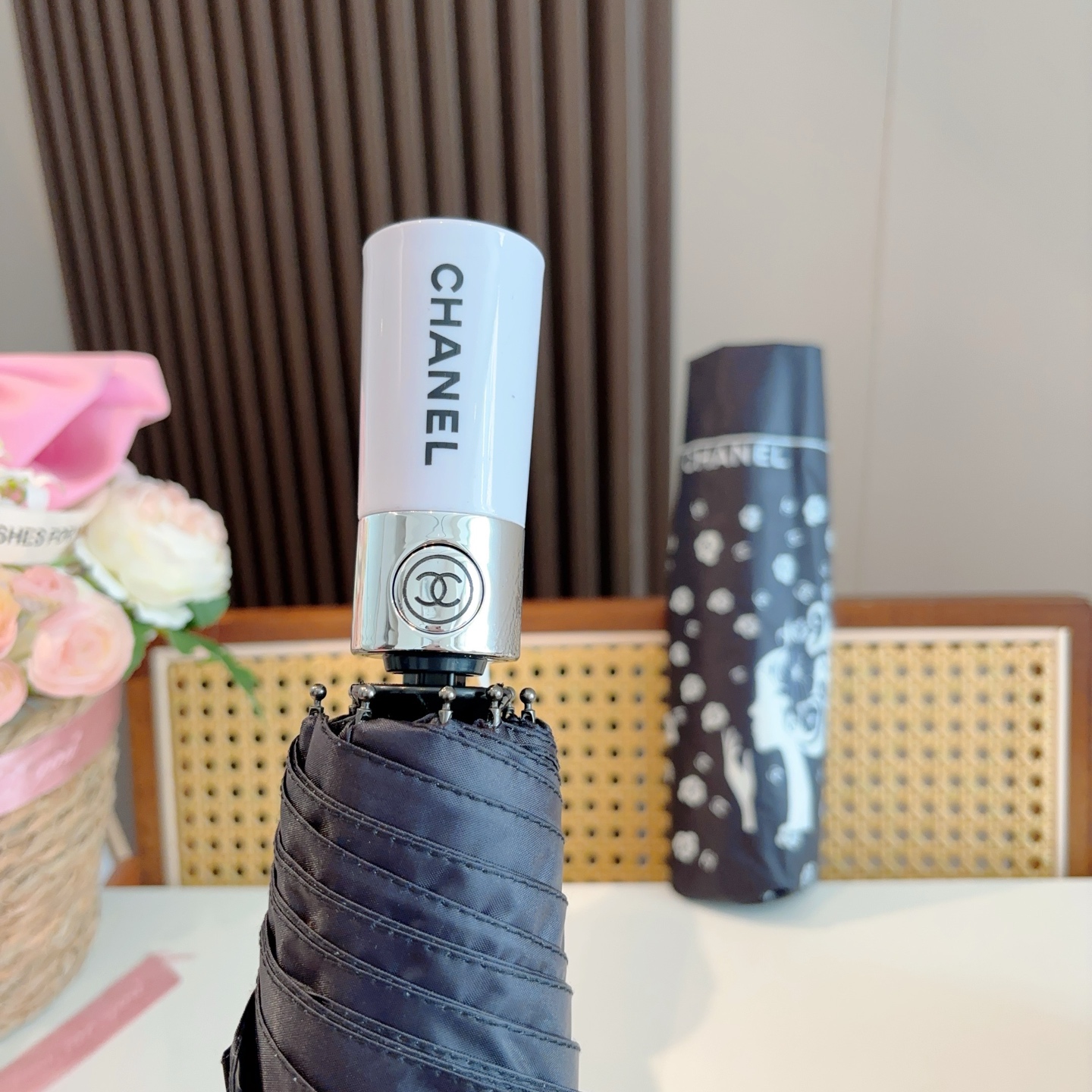  CHANEL（香奈儿）三折自动折叠晴雨伞 集合香奈儿灵魂LOGO为一体的设计风格高雅奢华 带在身上带来