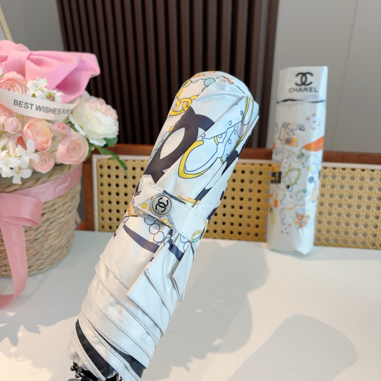  CHANEL（香奈儿）三折自动折叠晴雨伞 集合香奈儿灵魂LOGO为一体的设计风格高雅奢华 带在身上带来