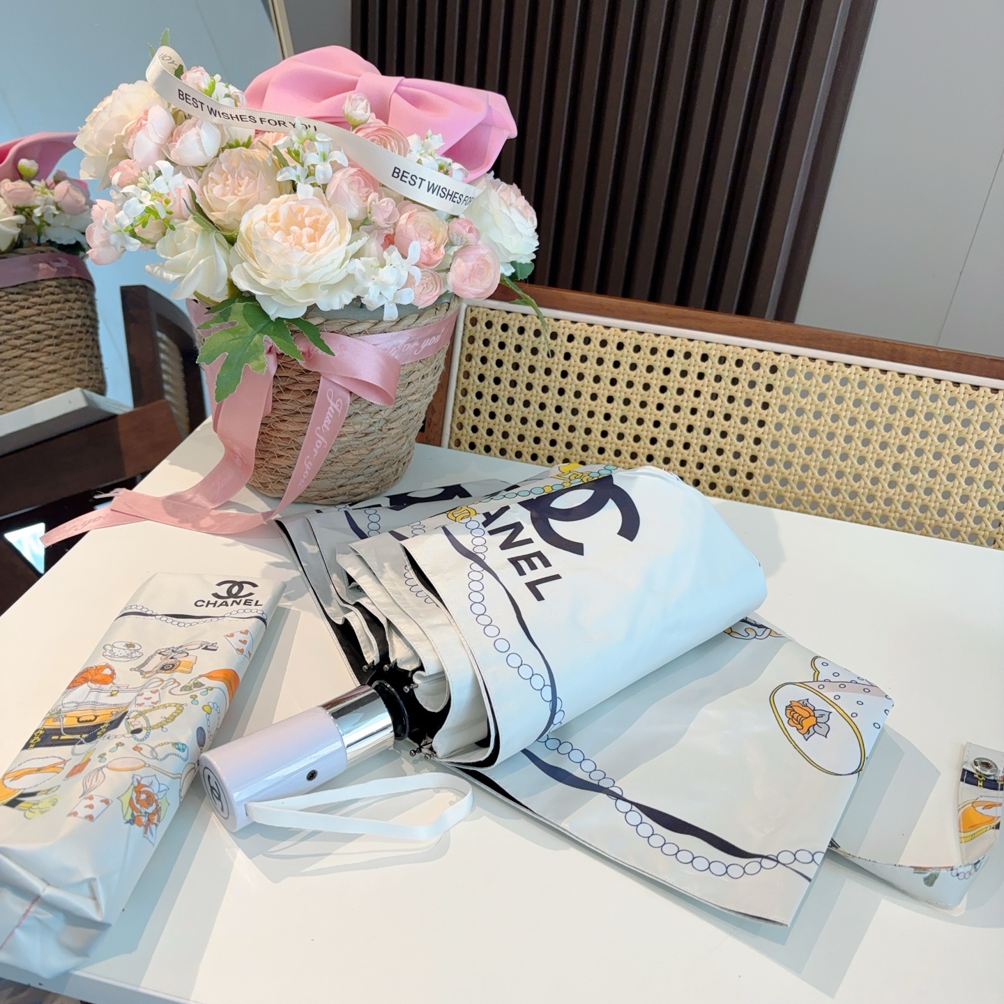  CHANEL（香奈儿）三折自动折叠晴雨伞 集合香奈儿灵魂LOGO为一体的设计风格高雅奢华 带在身上带来