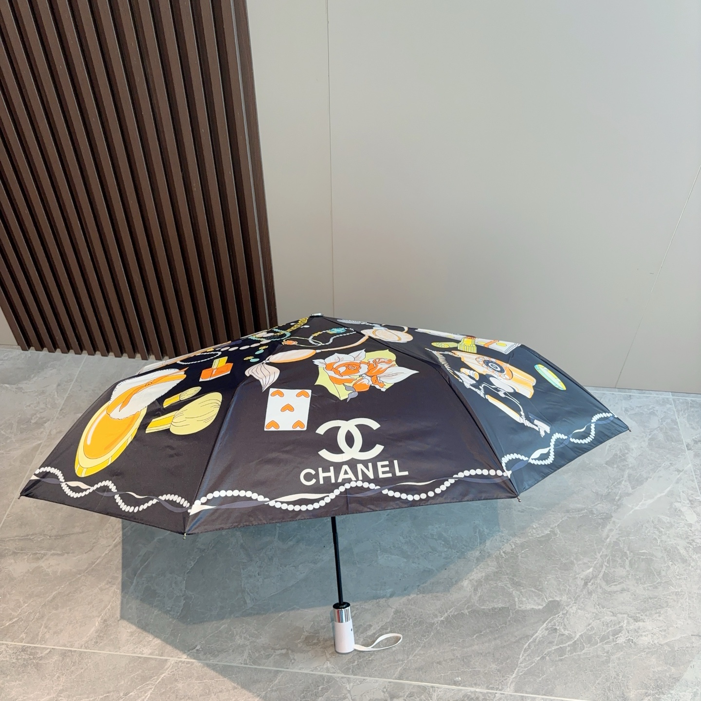  CHANEL（香奈儿）三折自动折叠晴雨伞 集合香奈儿灵魂LOGO为一体的设计风格高雅奢华 带在身上带来