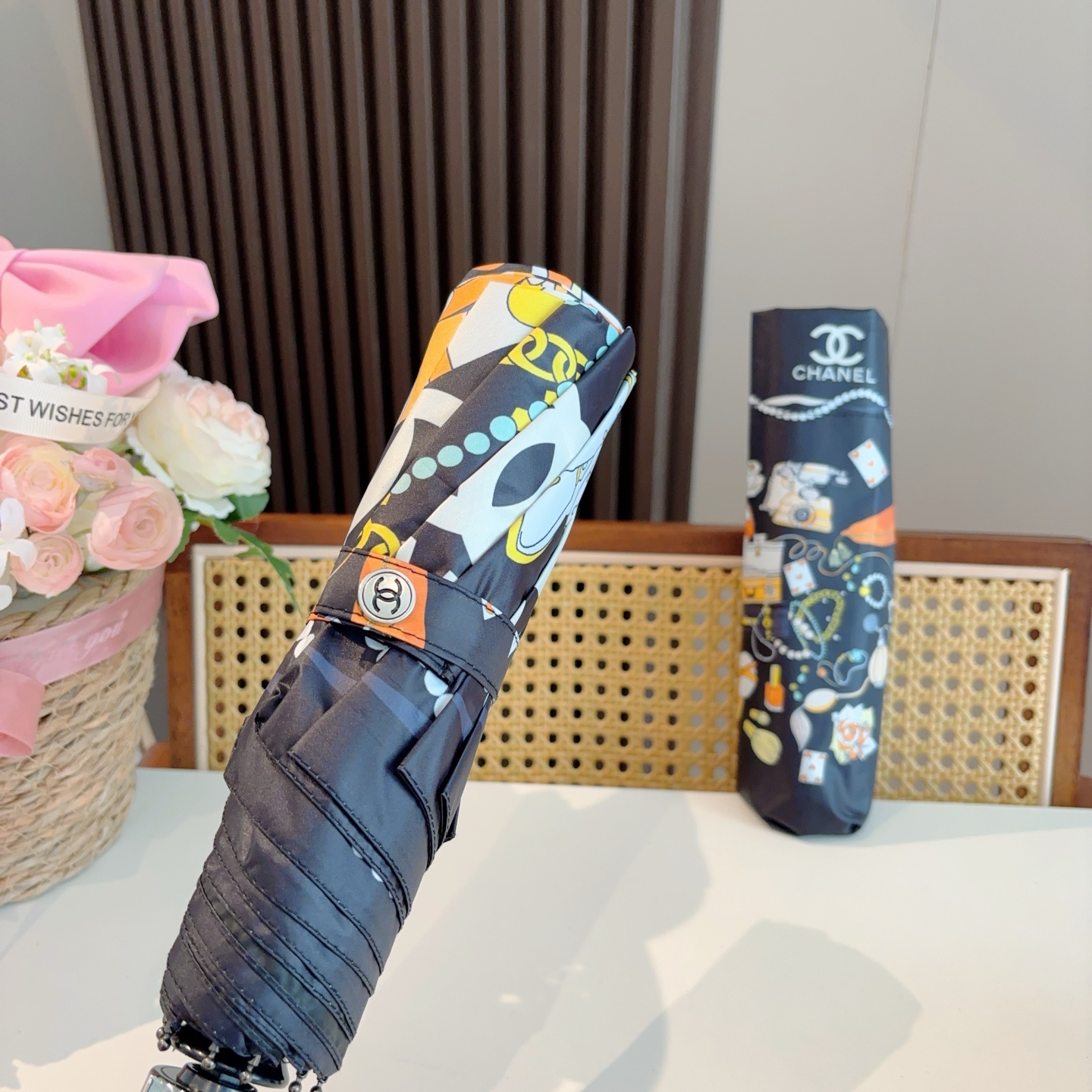  CHANEL（香奈儿）三折自动折叠晴雨伞 集合香奈儿灵魂LOGO为一体的设计风格高雅奢华 带在身上带来