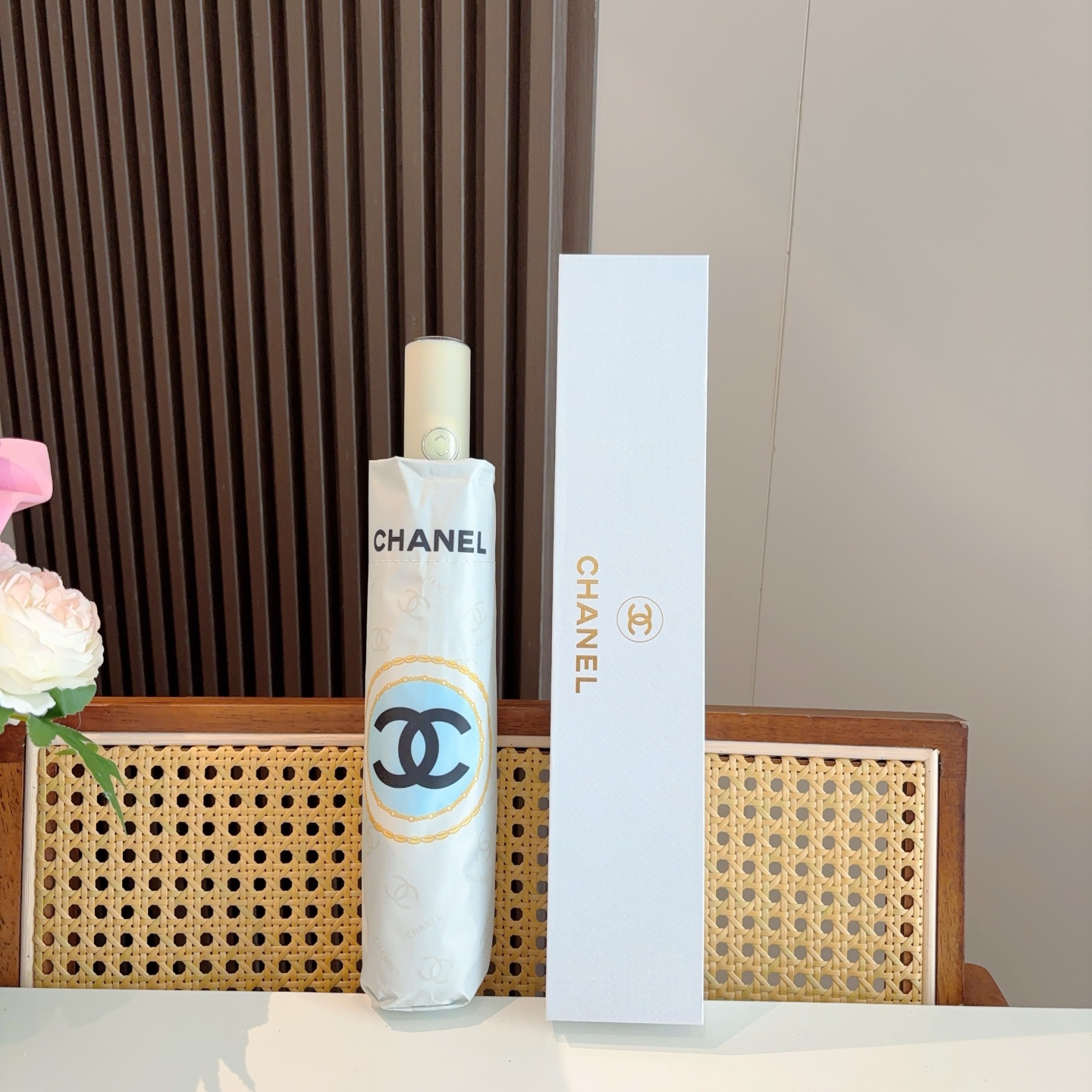  CHANEL（香奈儿）三折自动折叠晴雨伞 集合香奈儿灵魂LOGO为一体的设计风格高雅奢华 带在身上带来