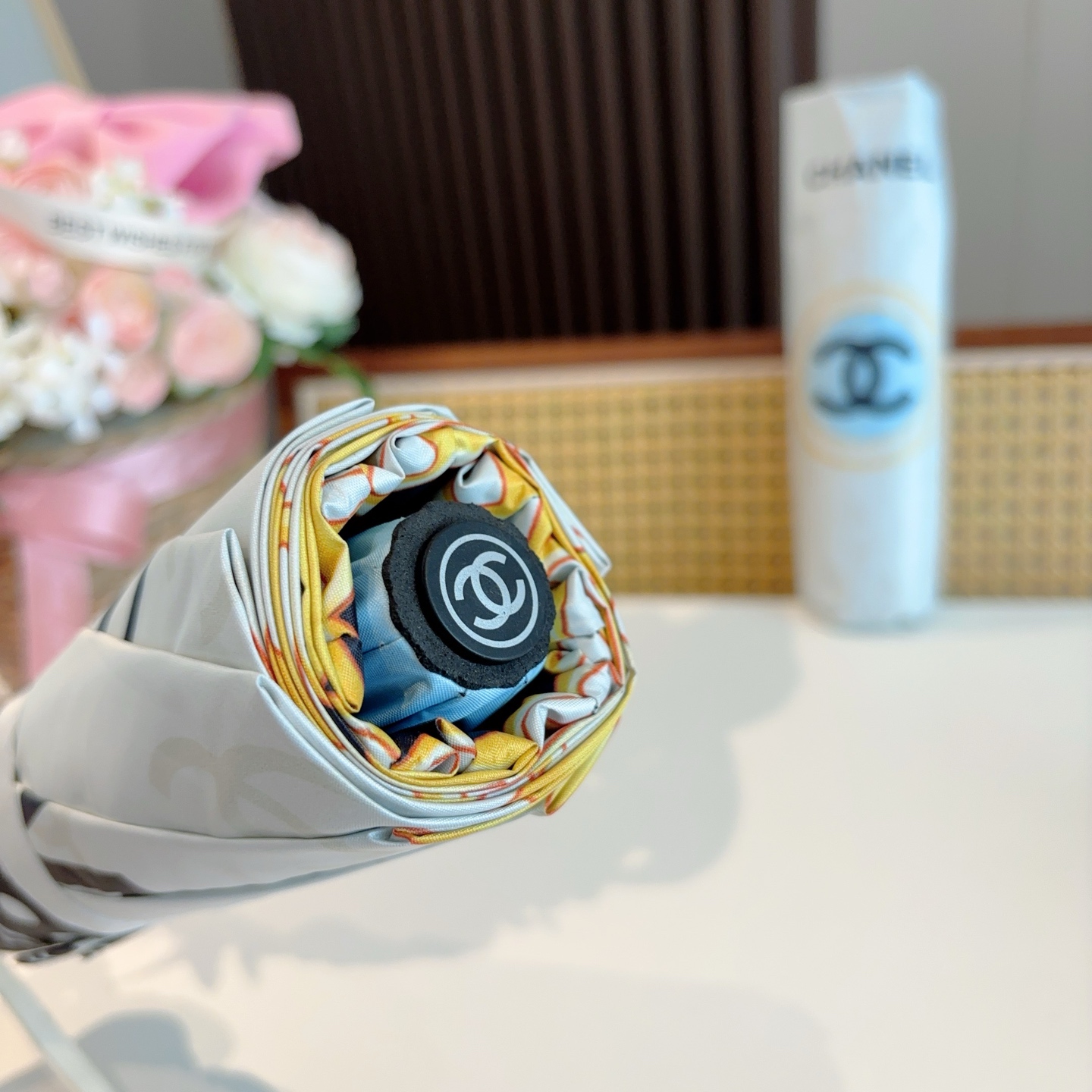  CHANEL（香奈儿）三折自动折叠晴雨伞 集合香奈儿灵魂LOGO为一体的设计风格高雅奢华 带在身上带来