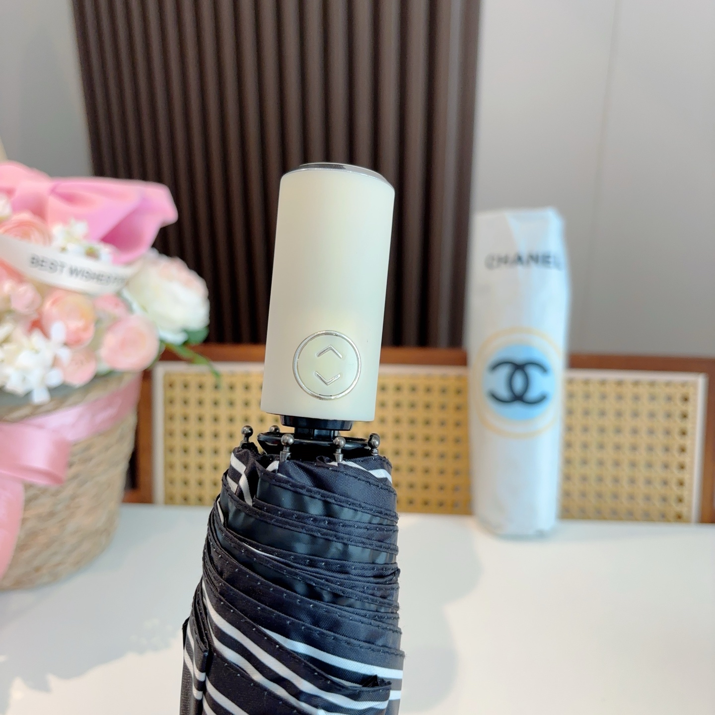  CHANEL（香奈儿）三折自动折叠晴雨伞 集合香奈儿灵魂LOGO为一体的设计风格高雅奢华 带在身上带来