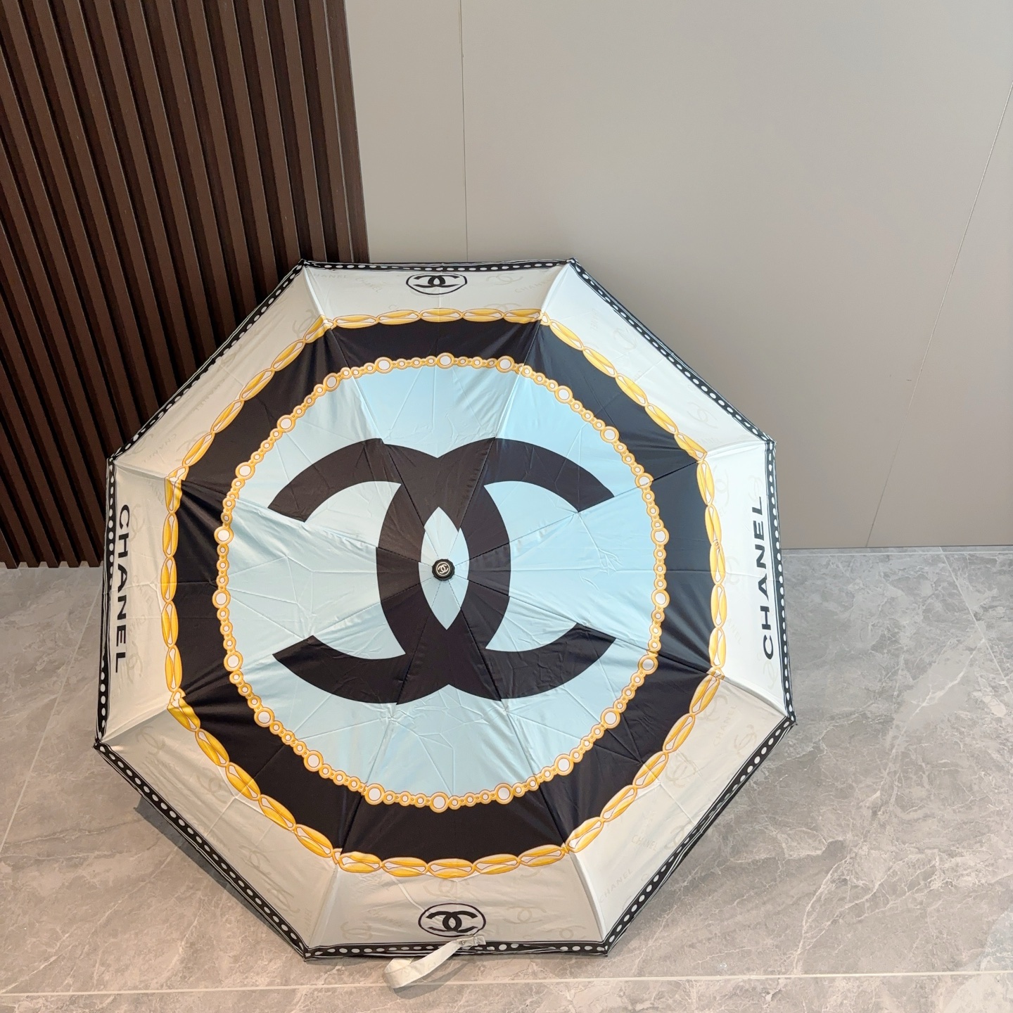  CHANEL（香奈儿）三折自动折叠晴雨伞 集合香奈儿灵魂LOGO为一体的设计风格高雅奢华 带在身上带来