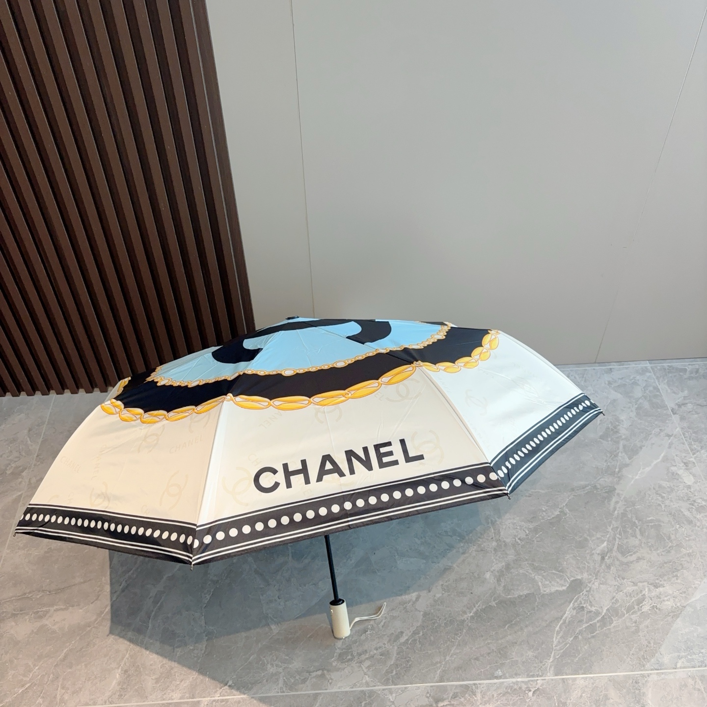 CHANEL（香奈儿）三折自动折叠晴雨伞 集合香奈儿灵魂LOGO为一体的设计风格高雅奢华 带在身上带来