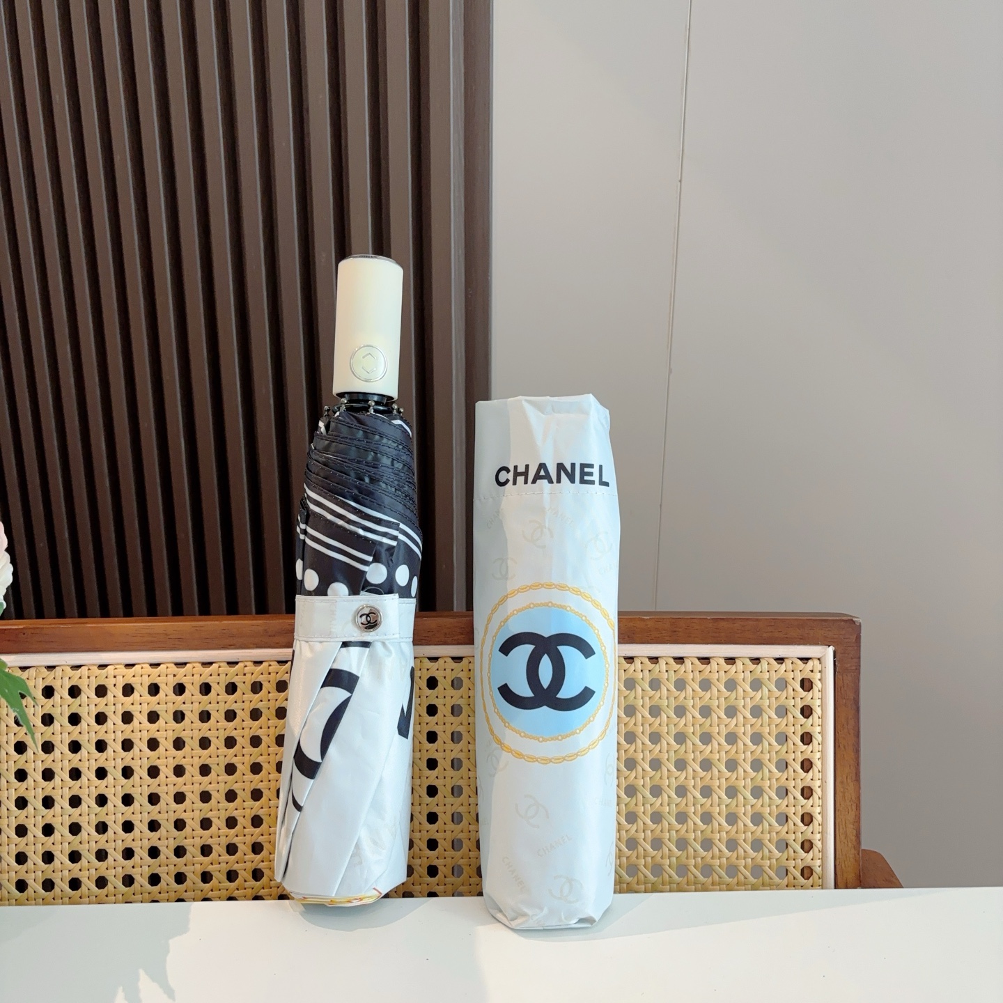  CHANEL（香奈儿）三折自动折叠晴雨伞 集合香奈儿灵魂LOGO为一体的设计风格高雅奢华 带在身上带来