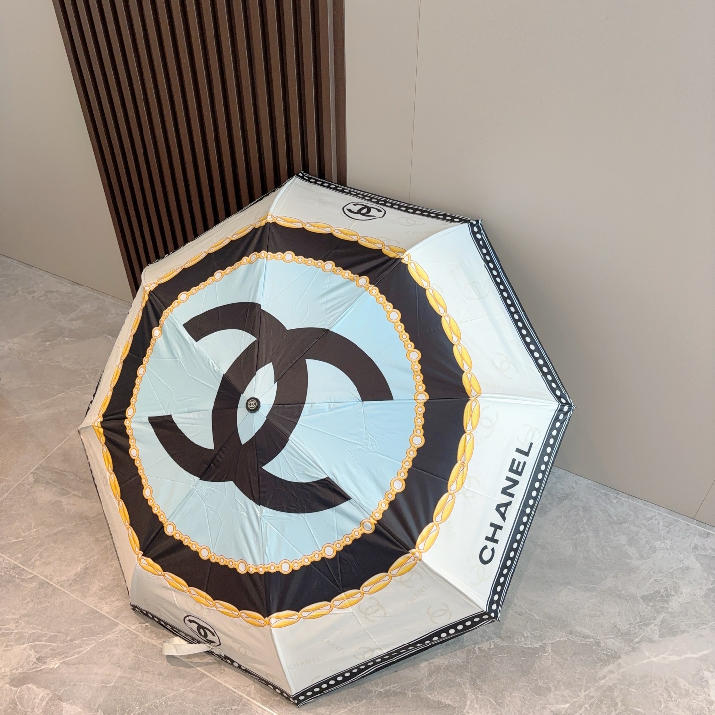  CHANEL（香奈儿）三折自动折叠晴雨伞 集合香奈儿灵魂LOGO为一体的设计风格高雅奢华 带在身上带来