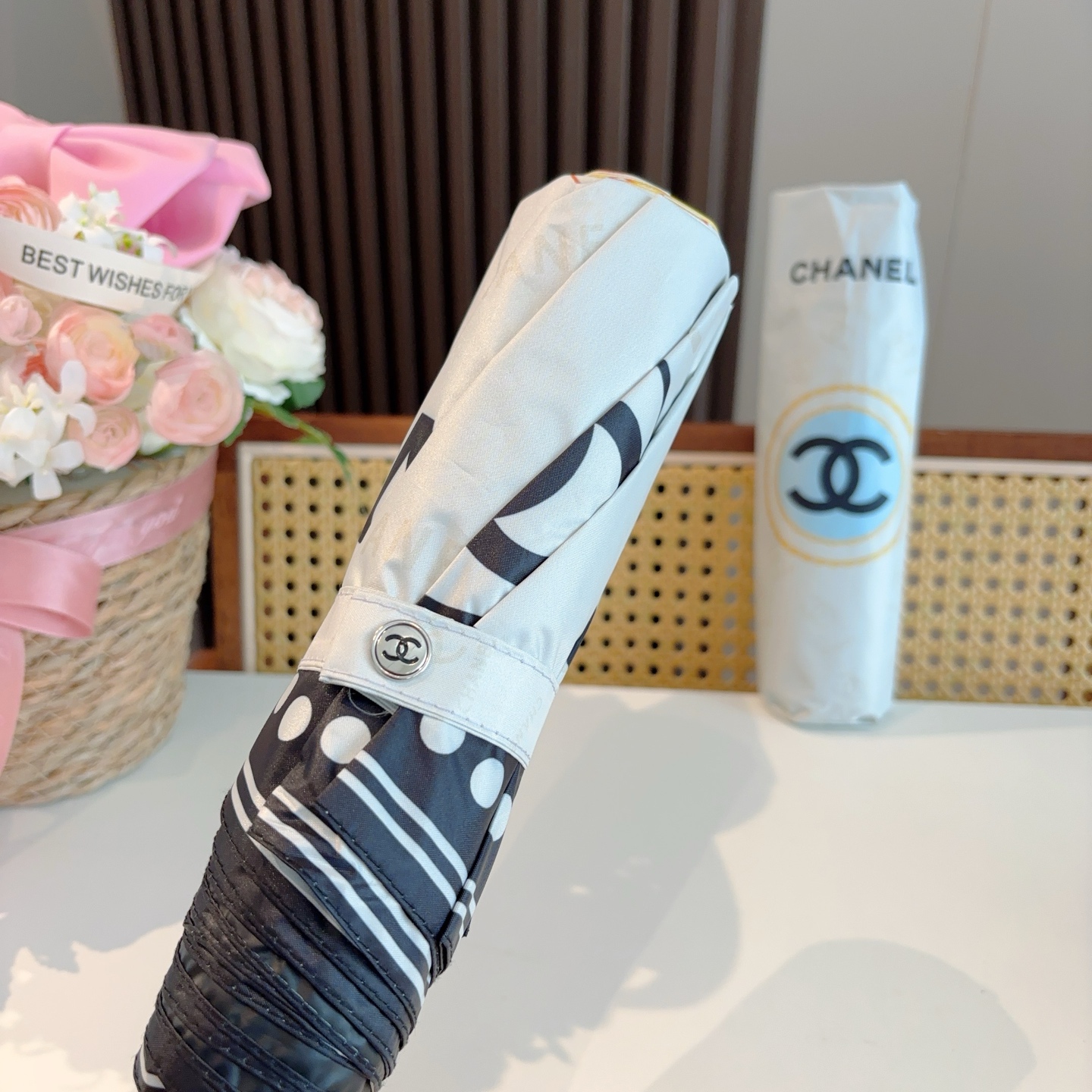  CHANEL（香奈儿）三折自动折叠晴雨伞 集合香奈儿灵魂LOGO为一体的设计风格高雅奢华 带在身上带来