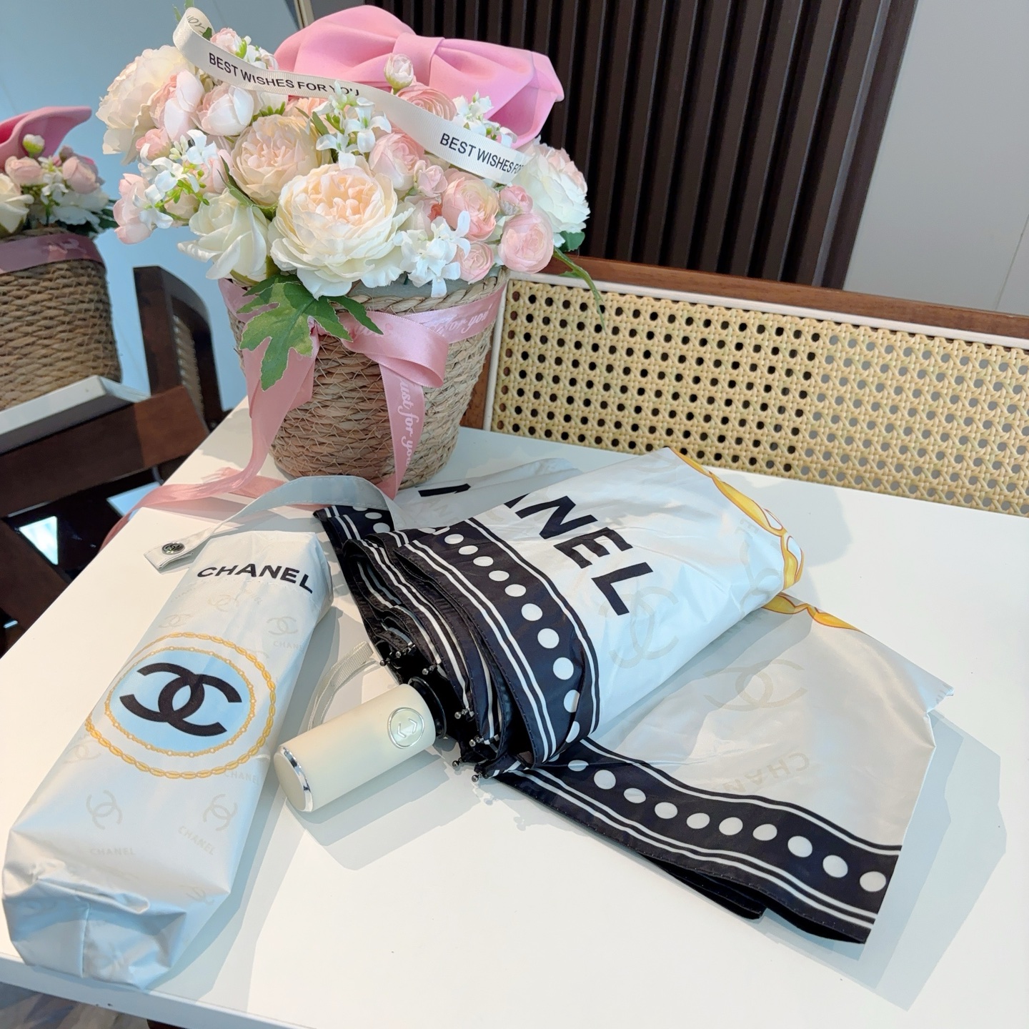  CHANEL（香奈儿）三折自动折叠晴雨伞 集合香奈儿灵魂LOGO为一体的设计风格高雅奢华 带在身上带来