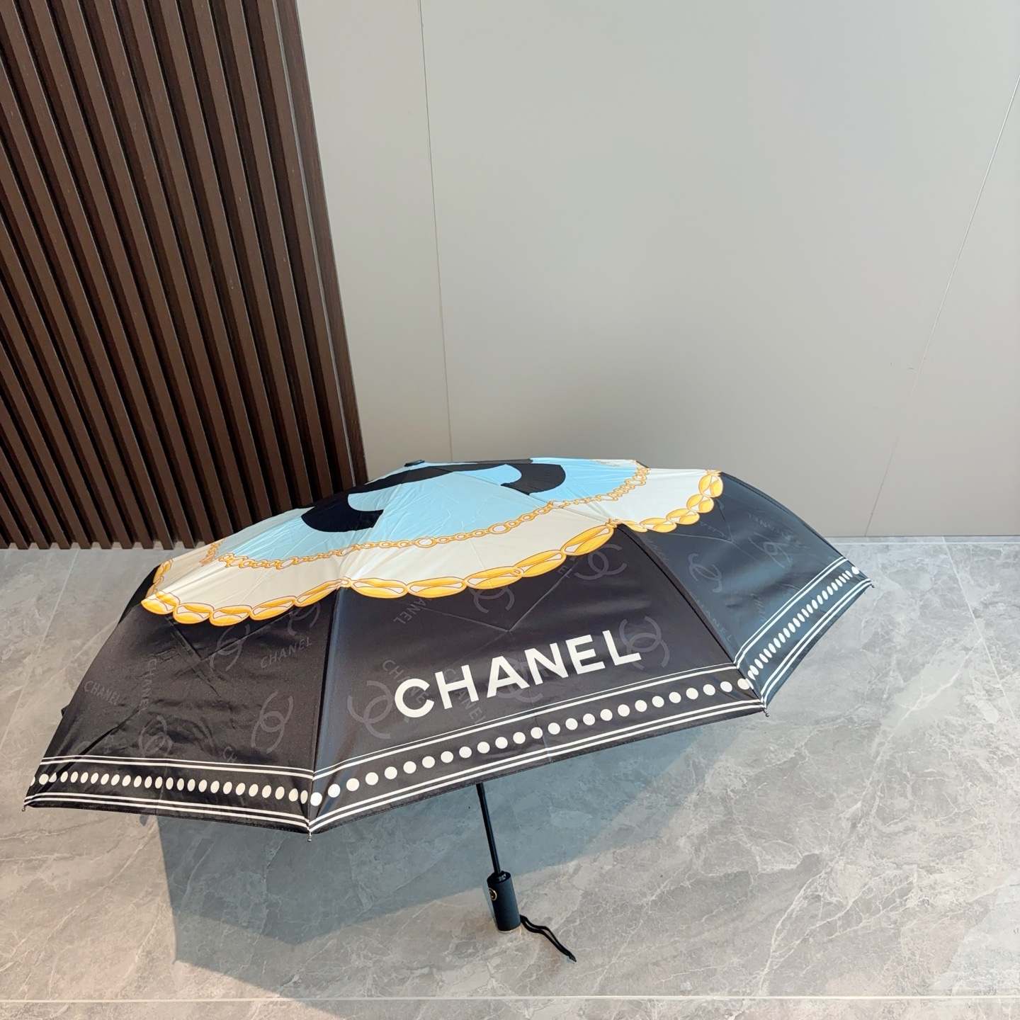  CHANEL（香奈儿）三折自动折叠晴雨伞 集合香奈儿灵魂LOGO为一体的设计风格高雅奢华 带在身上带来