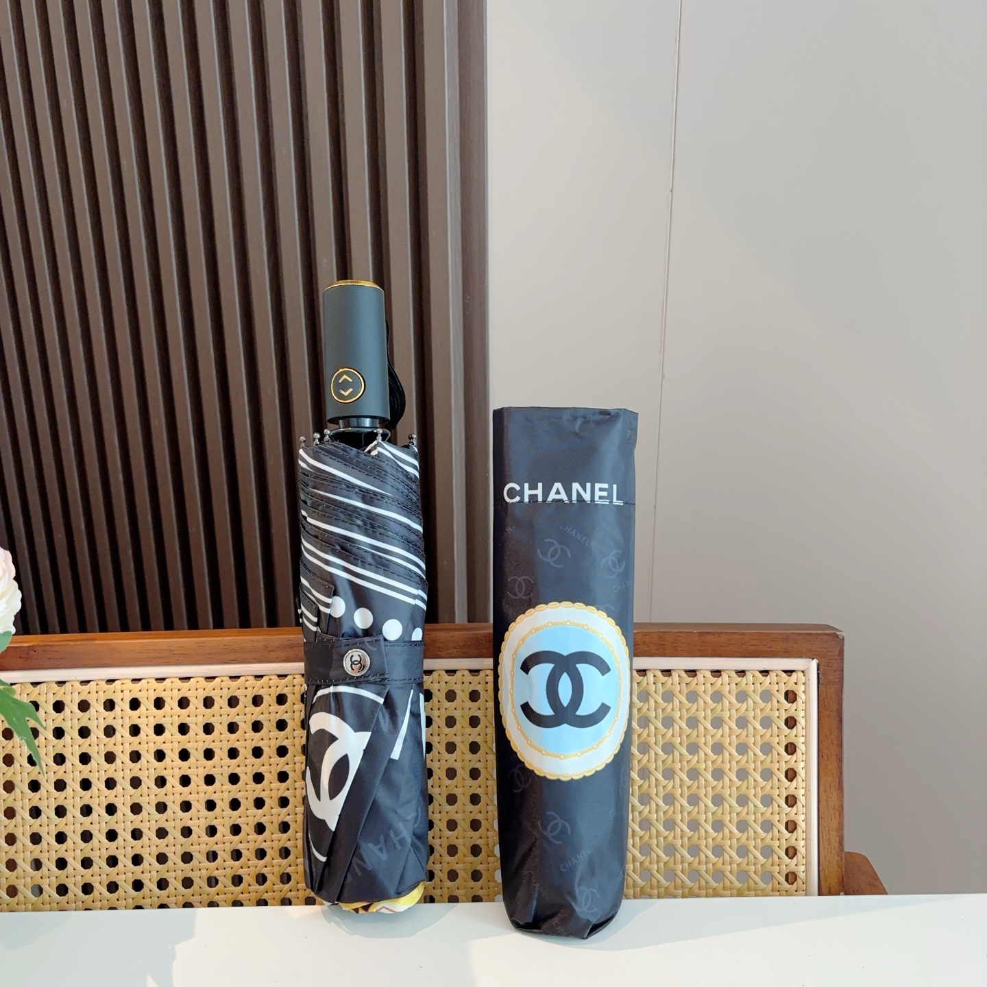  CHANEL（香奈儿）三折自动折叠晴雨伞 集合香奈儿灵魂LOGO为一体的设计风格高雅奢华 带在身上带来