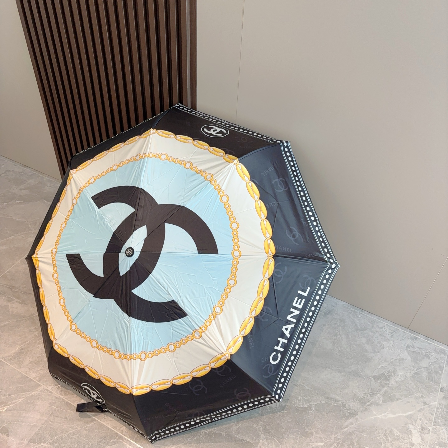  CHANEL（香奈儿）三折自动折叠晴雨伞 集合香奈儿灵魂LOGO为一体的设计风格高雅奢华 带在身上带来