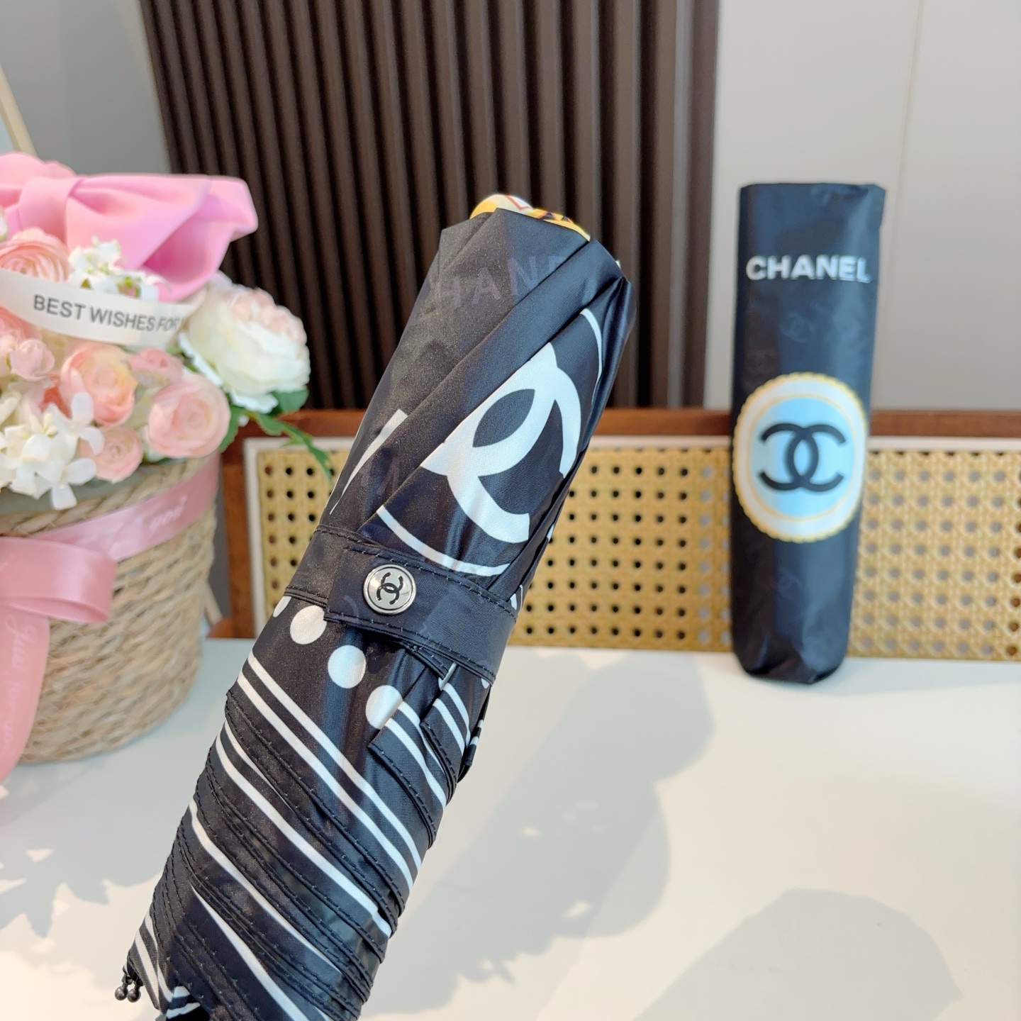  CHANEL（香奈儿）三折自动折叠晴雨伞 集合香奈儿灵魂LOGO为一体的设计风格高雅奢华 带在身上带来
