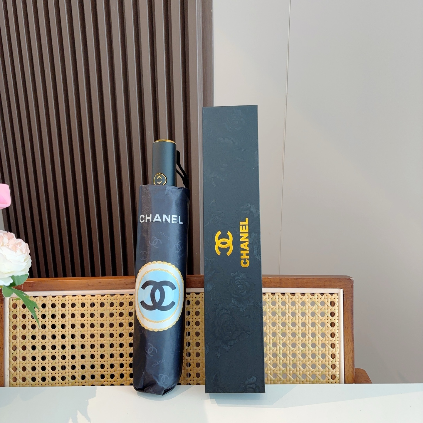  CHANEL（香奈儿）三折自动折叠晴雨伞 集合香奈儿灵魂LOGO为一体的设计风格高雅奢华 带在身上带来