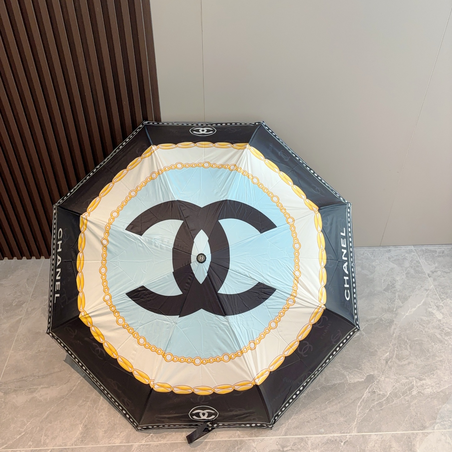 CHANEL（香奈儿）三折自动折叠晴雨伞 集合香奈儿灵魂LOGO为一体的设计风格高雅奢华 带在身上带来