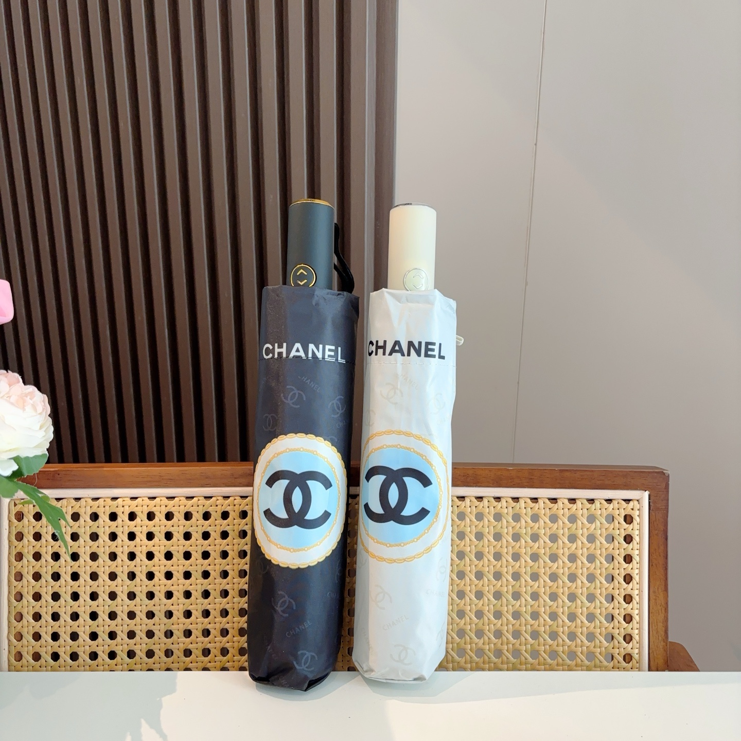  CHANEL（香奈儿）三折自动折叠晴雨伞 集合香奈儿灵魂LOGO为一体的设计风格高雅奢华 带在身上带来