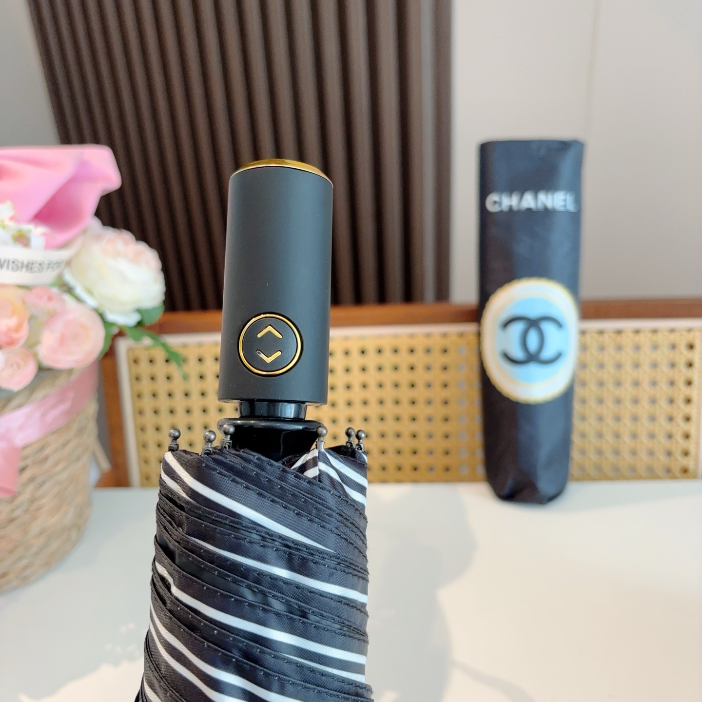  CHANEL（香奈儿）三折自动折叠晴雨伞 集合香奈儿灵魂LOGO为一体的设计风格高雅奢华 带在身上带来