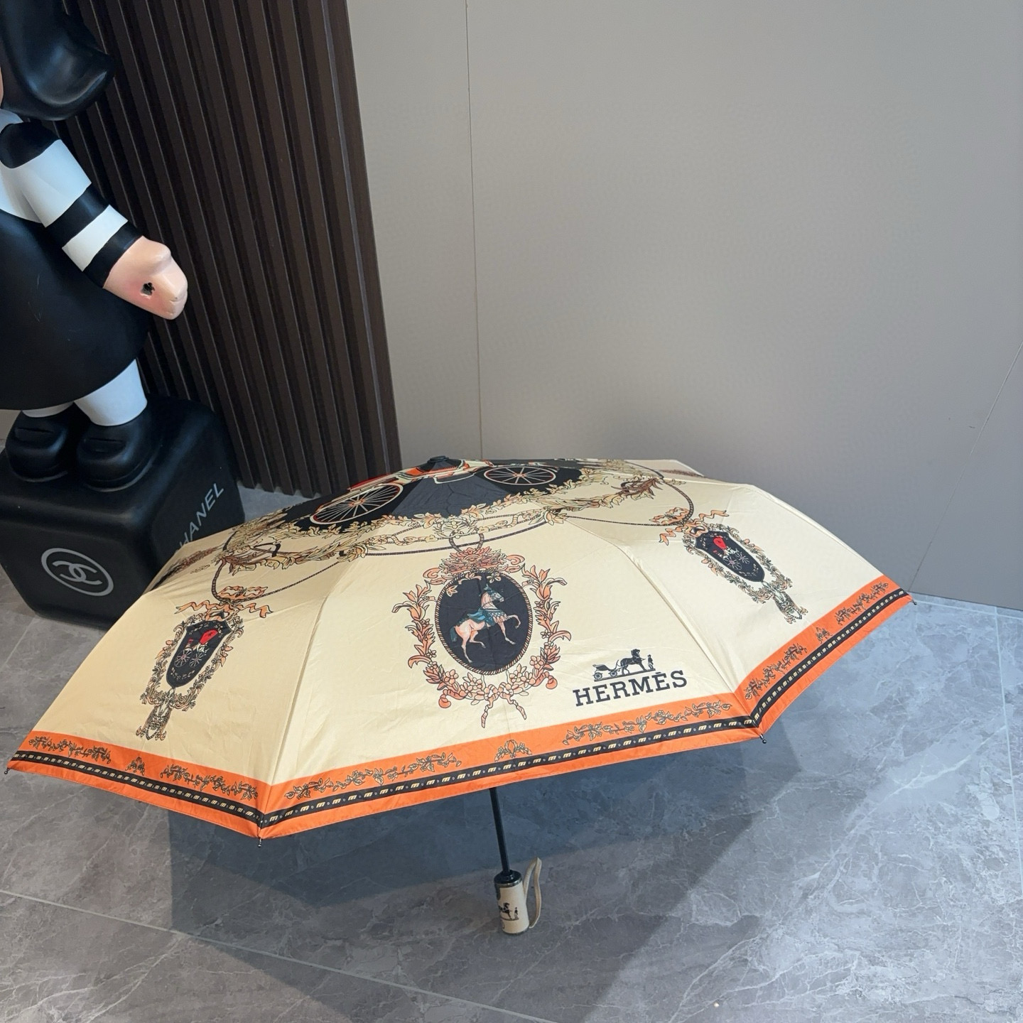 爱马仕（Hermès）   新款 极品H家三折自动伞重磅呈现 以其精湛的工艺技术和源源不断的想像力 新涂