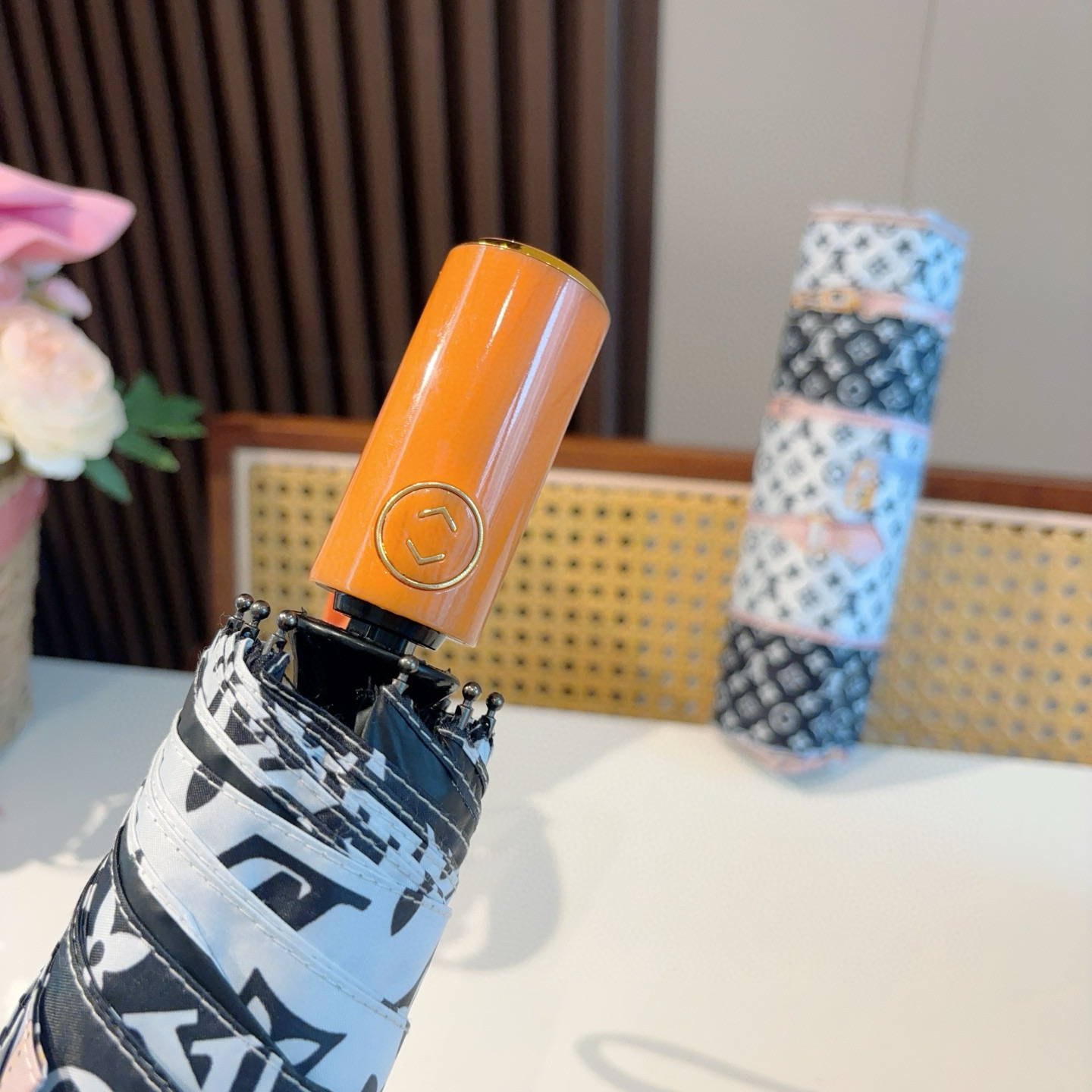  LOUIS VUITTON （路易威登）三折自动折叠晴雨伞 新涂层技术深色伞面 拥有令人惊喜的遮光效果