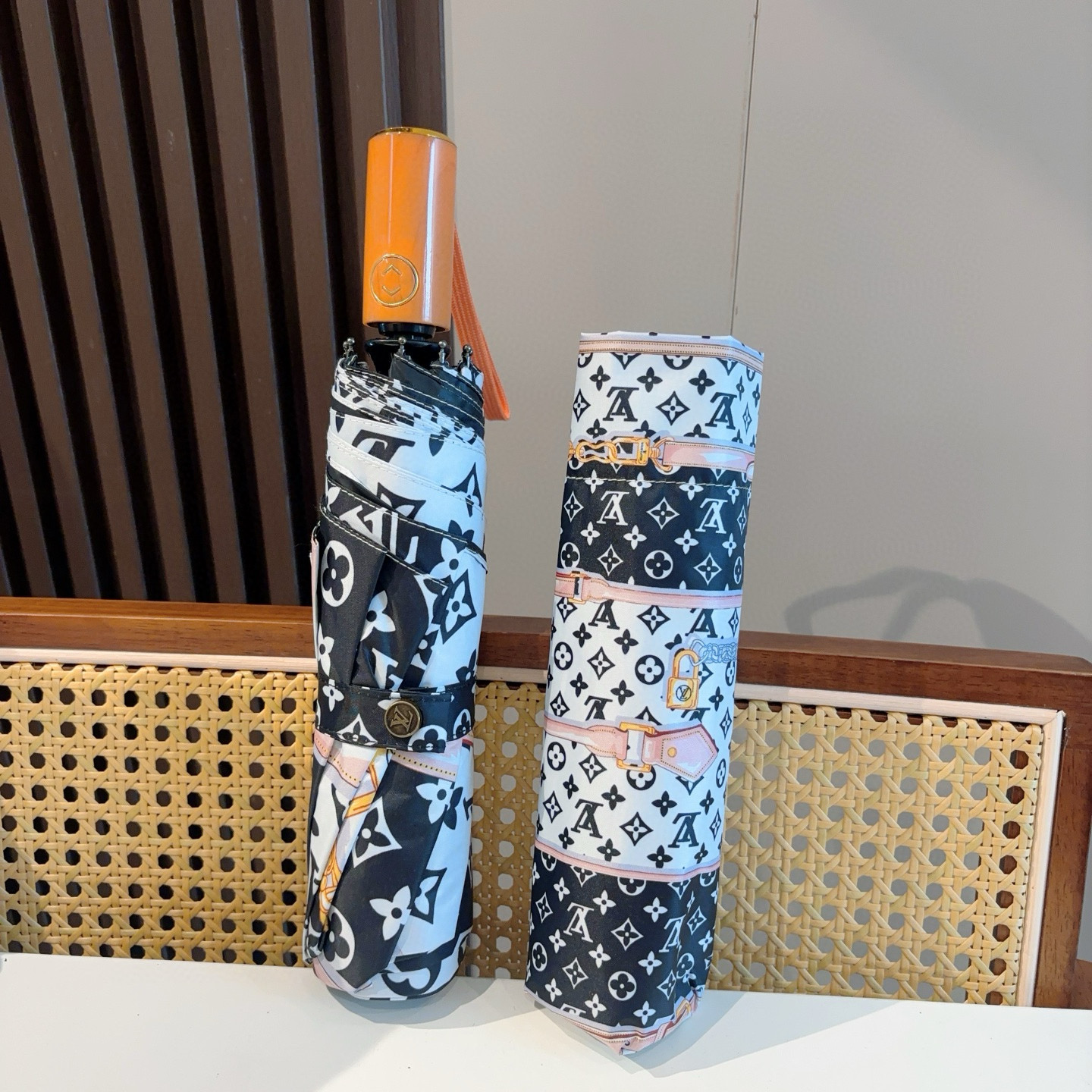  LOUIS VUITTON （路易威登）三折自动折叠晴雨伞 新涂层技术深色伞面 拥有令人惊喜的遮光效果