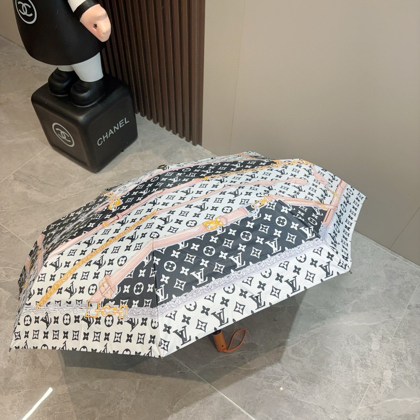  LOUIS VUITTON （路易威登）三折自动折叠晴雨伞 新涂层技术深色伞面 拥有令人惊喜的遮光效果