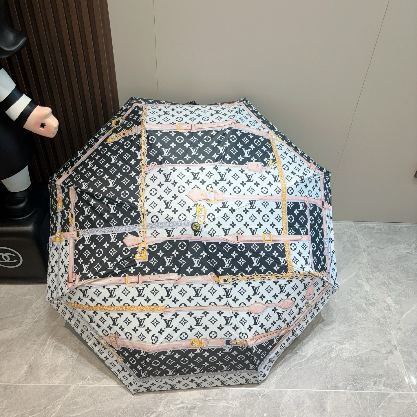  LOUIS VUITTON （路易威登）三折自动折叠晴雨伞 新涂层技术深色伞面 拥有令人惊喜的遮光效果