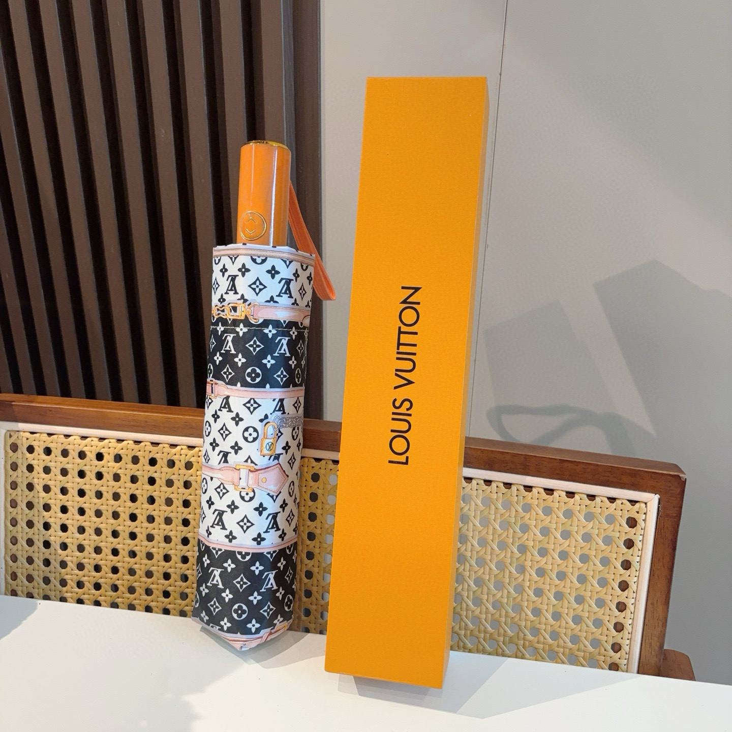  LOUIS VUITTON （路易威登）三折自动折叠晴雨伞 新涂层技术深色伞面 拥有令人惊喜的遮光效果