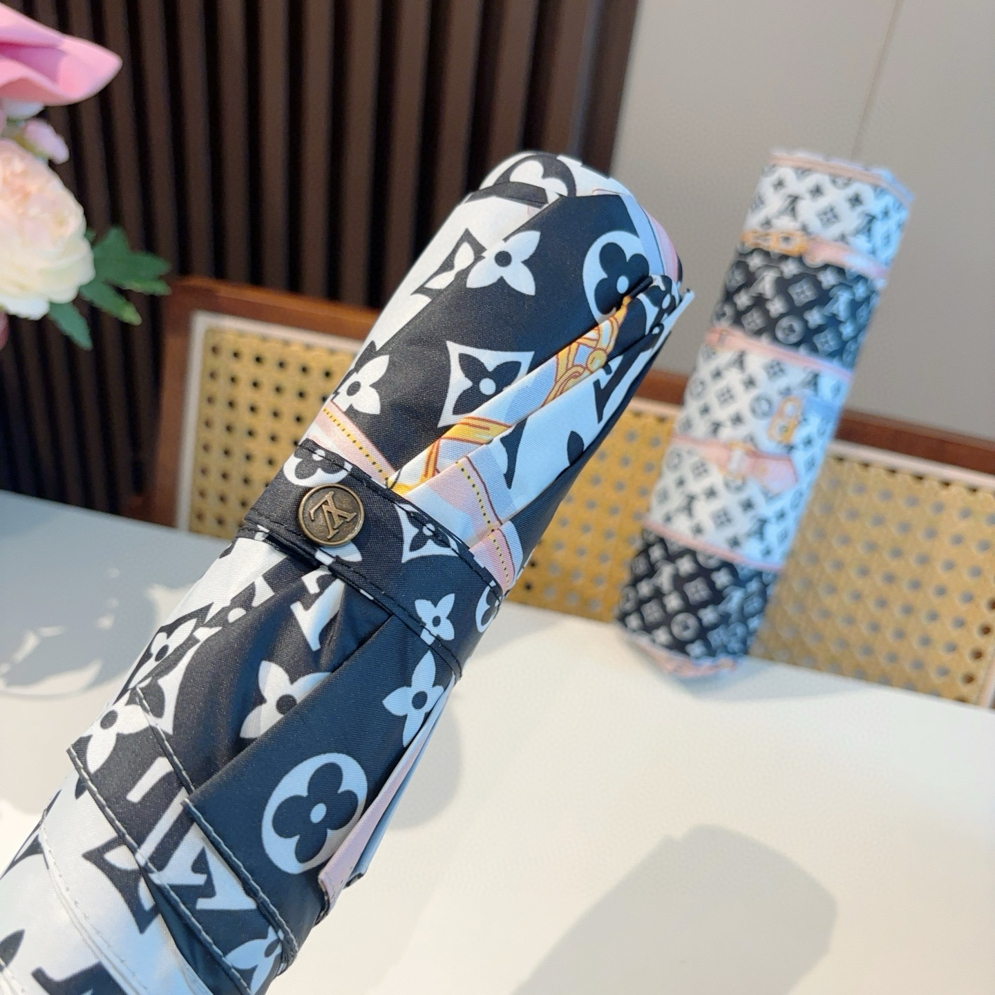  LOUIS VUITTON （路易威登）三折自动折叠晴雨伞 新涂层技术深色伞面 拥有令人惊喜的遮光效果