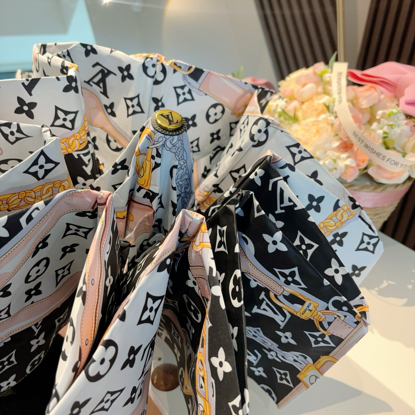  LOUIS VUITTON （路易威登）三折自动折叠晴雨伞 新涂层技术深色伞面 拥有令人惊喜的遮光效果