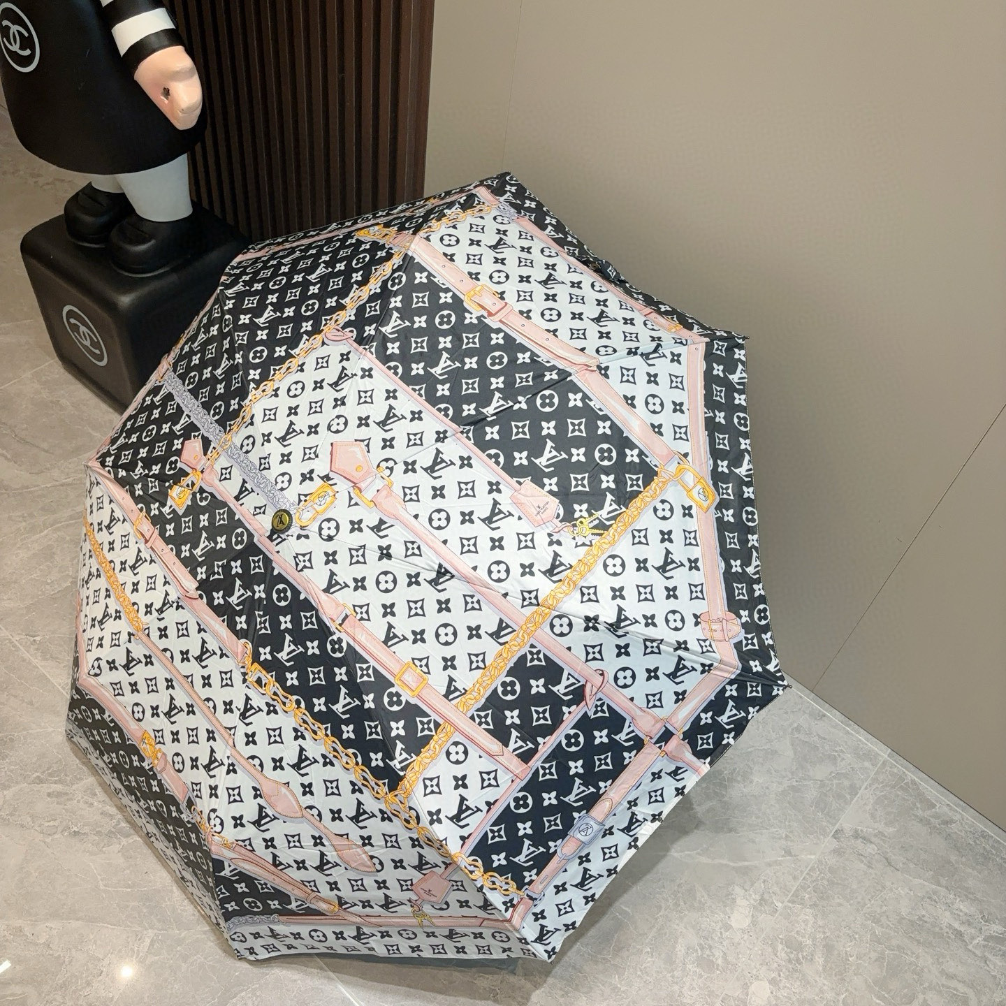  LOUIS VUITTON （路易威登）三折自动折叠晴雨伞 新涂层技术深色伞面 拥有令人惊喜的遮光效果