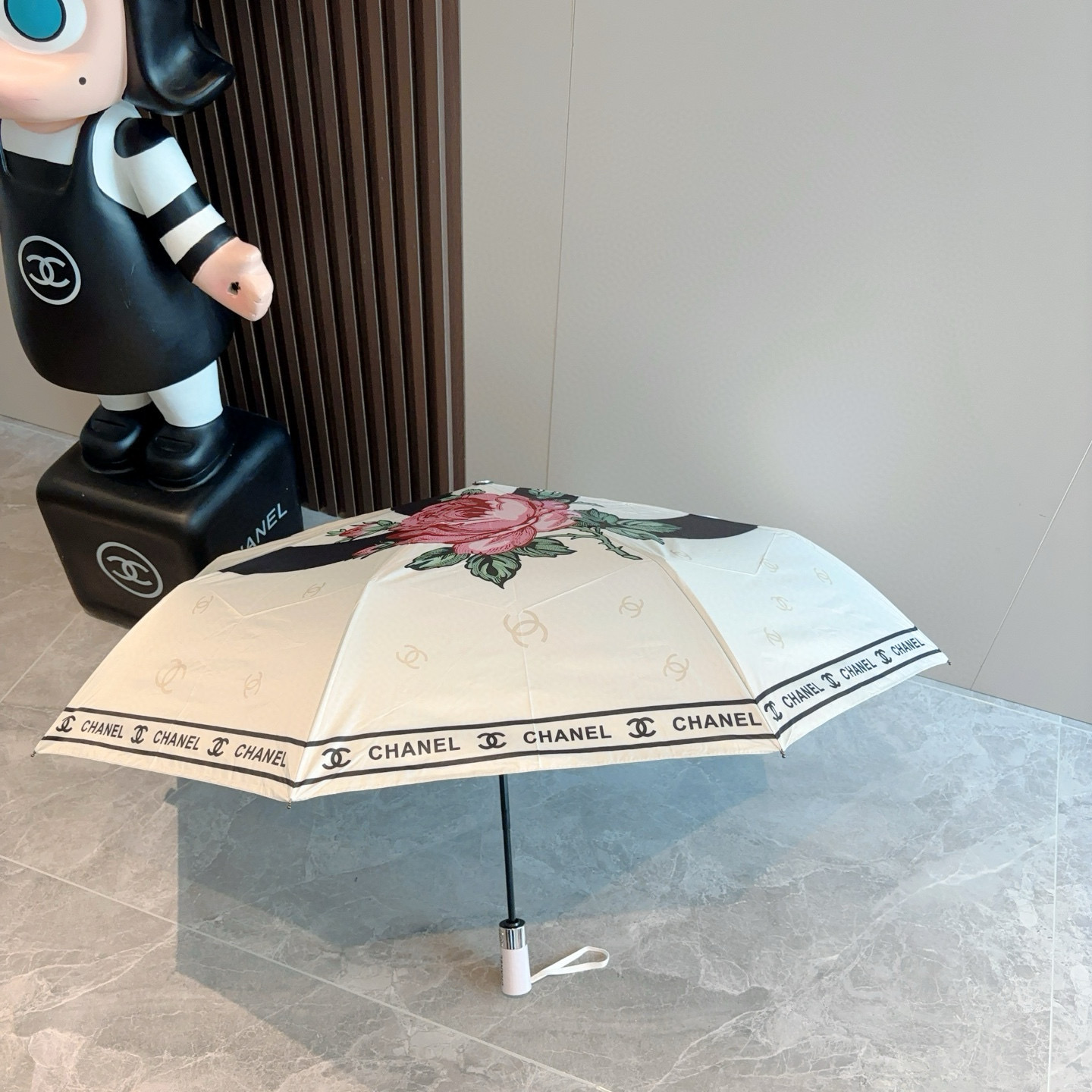  CHANEL（香奈儿）三折自动折叠晴雨伞 集合香奈儿灵魂LOGO为一体的设计风格高雅奢华 带在身上带来