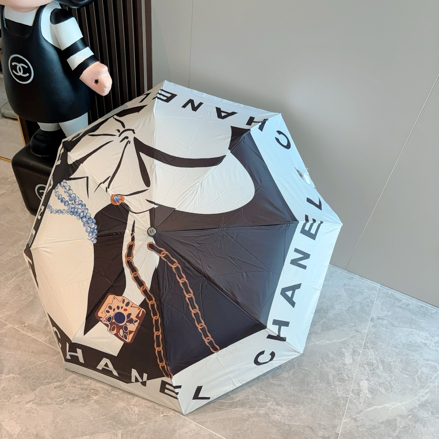  CHANEL（香奈儿）三折自动折叠晴雨伞 集合香奈儿灵魂LOGO为一体的设计风格高雅奢华 带在身上带来