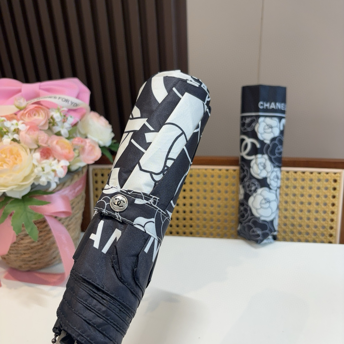  CHANEL（香奈儿）三折自动折叠晴雨伞 集合香奈儿灵魂LOGO为一体的设计风格高雅奢华 带在身上带来