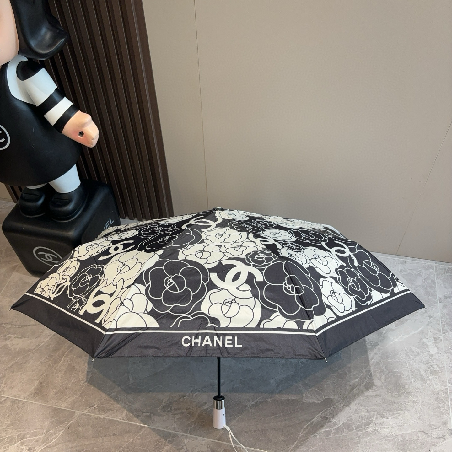  CHANEL（香奈儿）三折自动折叠晴雨伞 集合香奈儿灵魂LOGO为一体的设计风格高雅奢华 带在身上带来