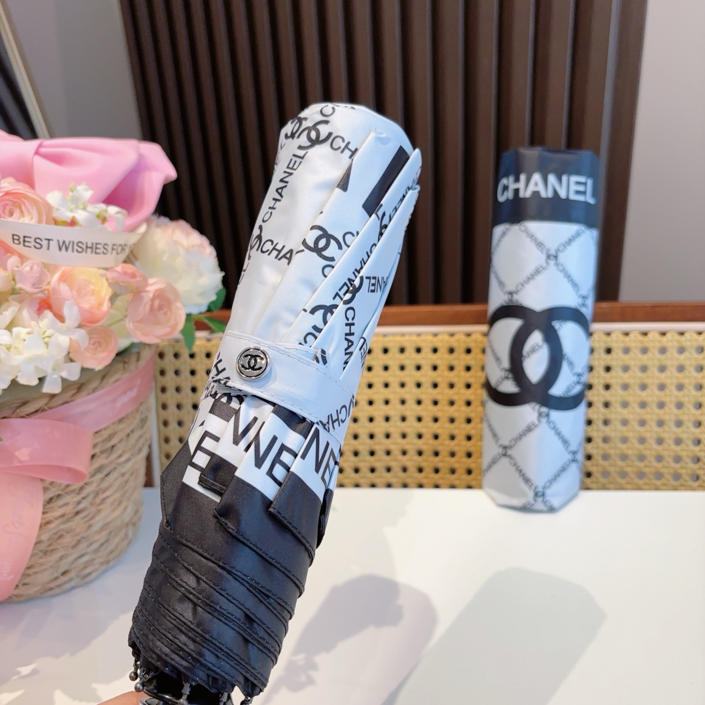  CHANEL（香奈儿）三折自动折叠晴雨伞 集合香奈儿灵魂LOGO为一体的设计风格高雅奢华 带在身上带来