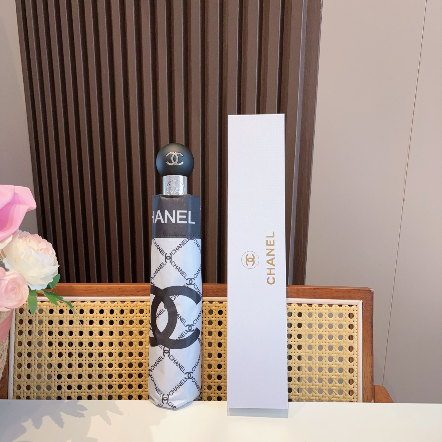  CHANEL（香奈儿）三折自动折叠晴雨伞 集合香奈儿灵魂LOGO为一体的设计风格高雅奢华 带在身上带来