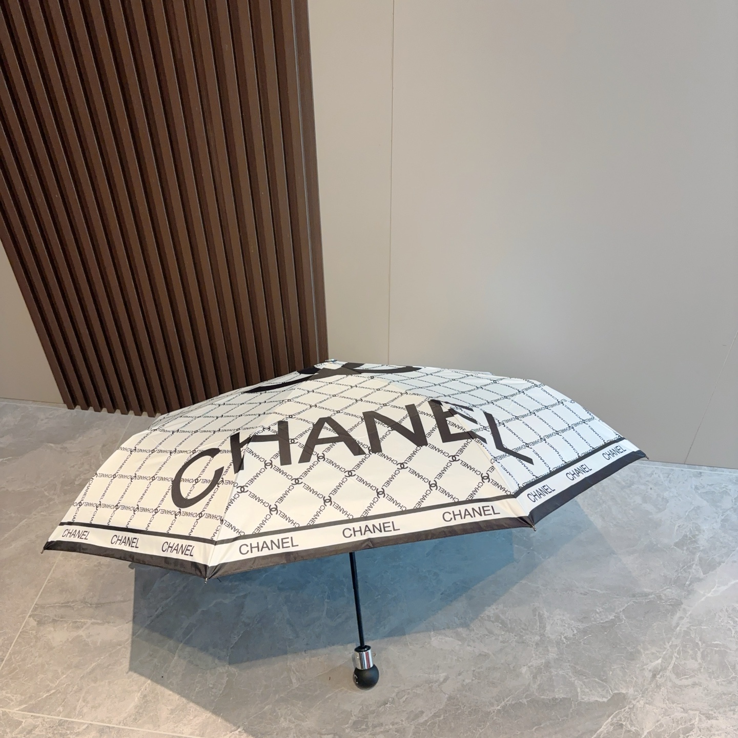  CHANEL（香奈儿）三折自动折叠晴雨伞 集合香奈儿灵魂LOGO为一体的设计风格高雅奢华 带在身上带来