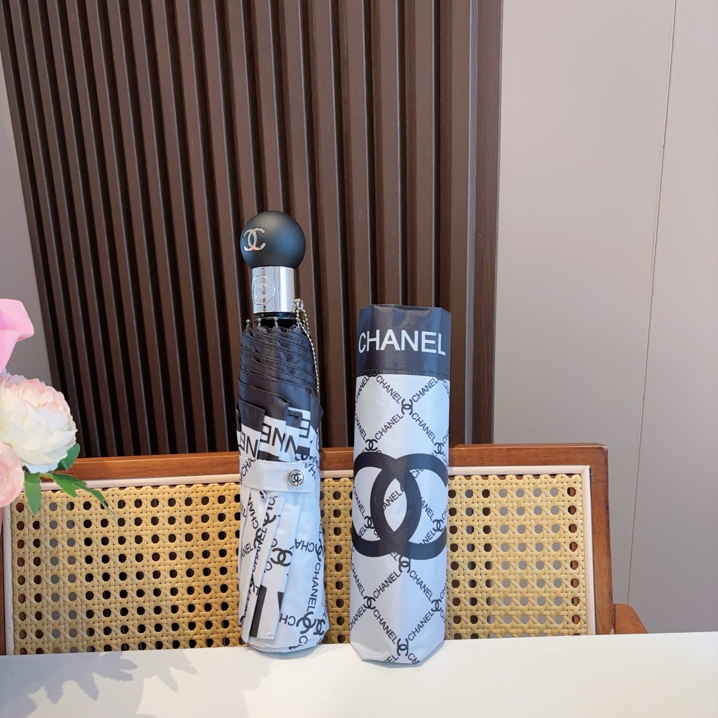  CHANEL（香奈儿）三折自动折叠晴雨伞 集合香奈儿灵魂LOGO为一体的设计风格高雅奢华 带在身上带来
